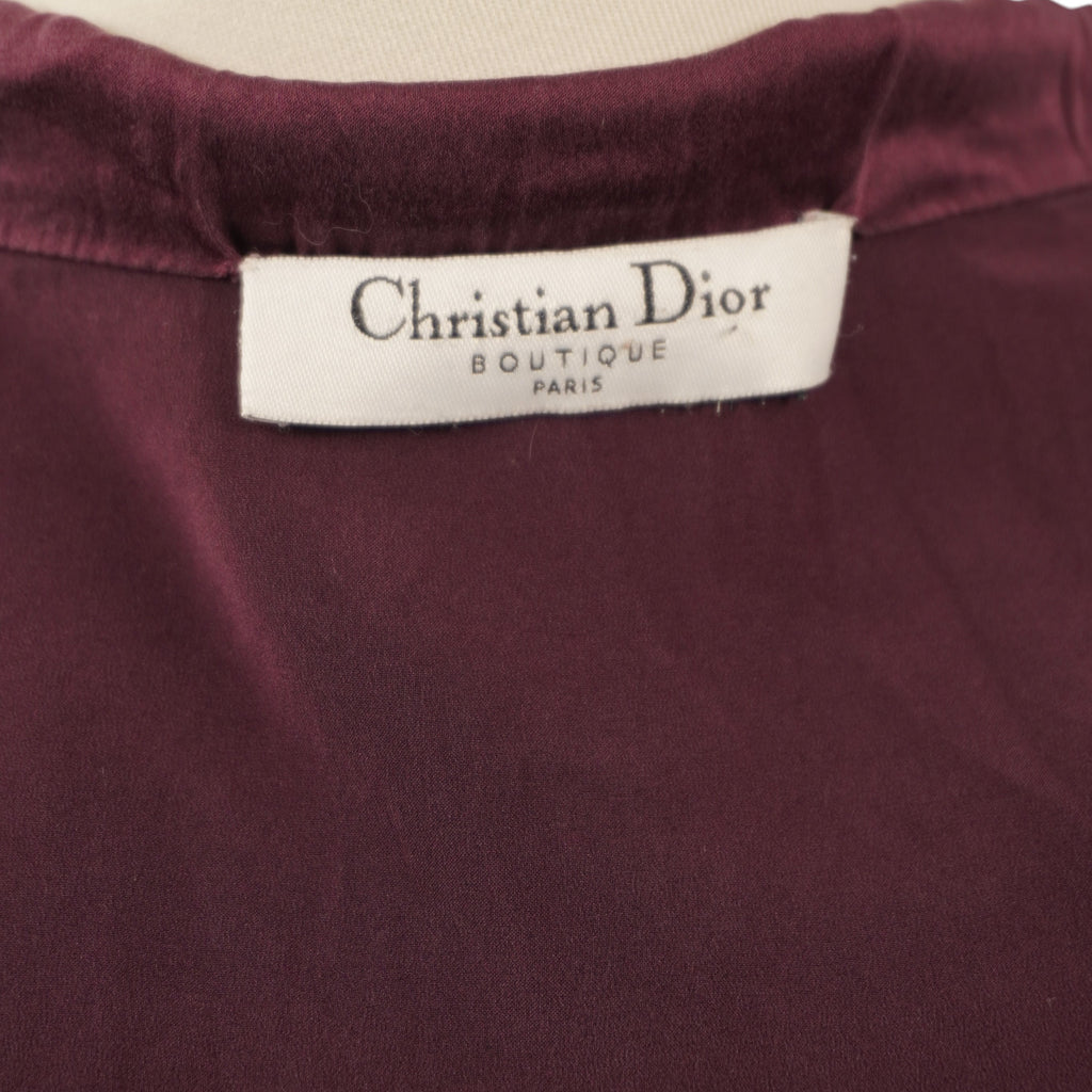 Etichetta interna in tessuto bianco Christian Dior Boutique Paris cucita sulla fodera bordeaux del top d'archivio.