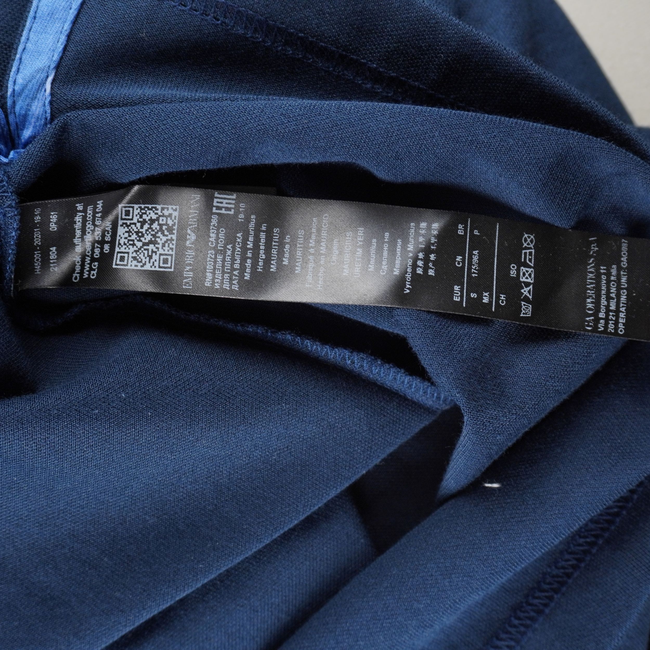 Etichetta di autenticità interna Certilogo con codice a barre e QR code della polo Armani modello 211804 variante colore 0P461.