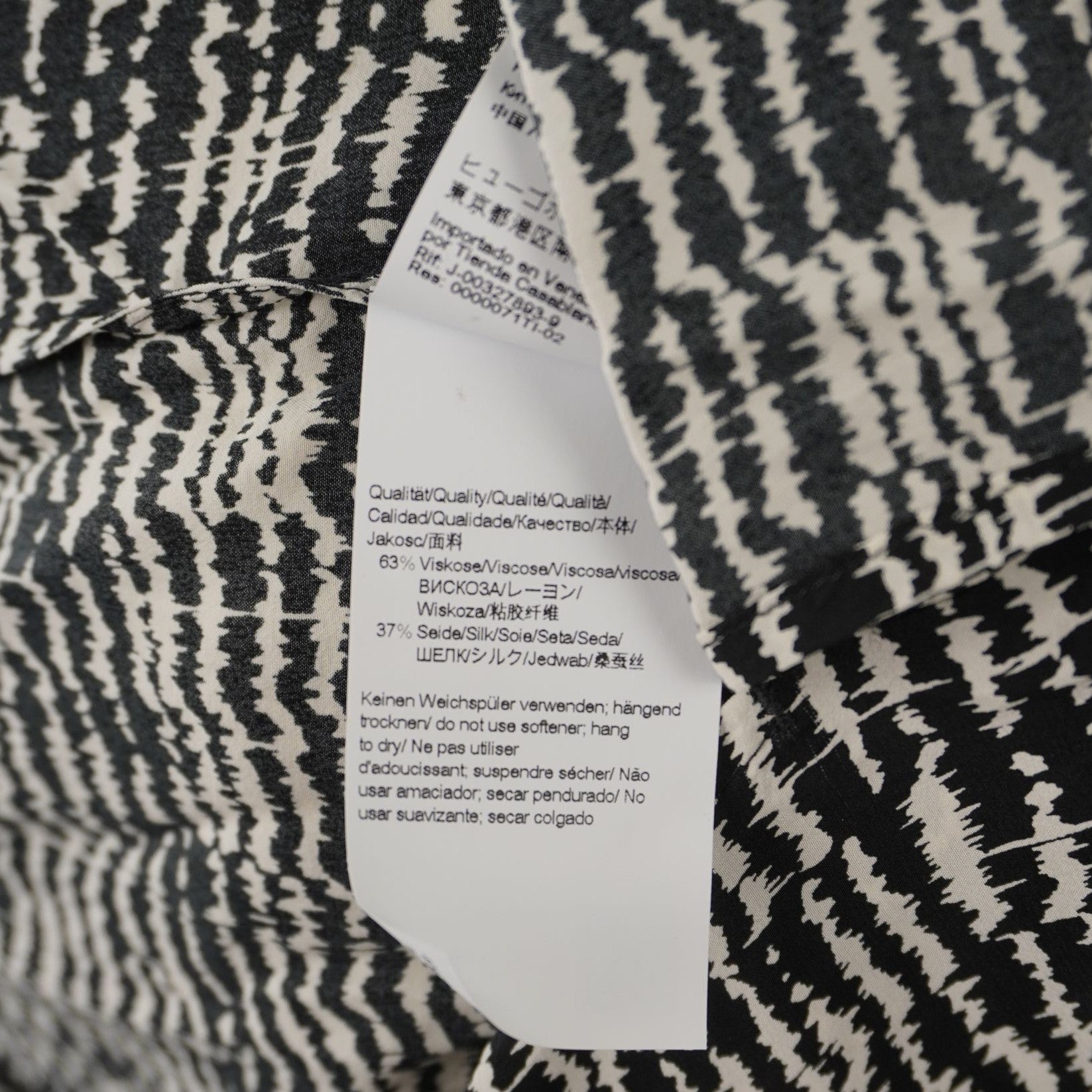 Dettaglio del cartellino bianco interno verticale che riporta il codice identificativo ufficiale del modello BOSS 50444860.