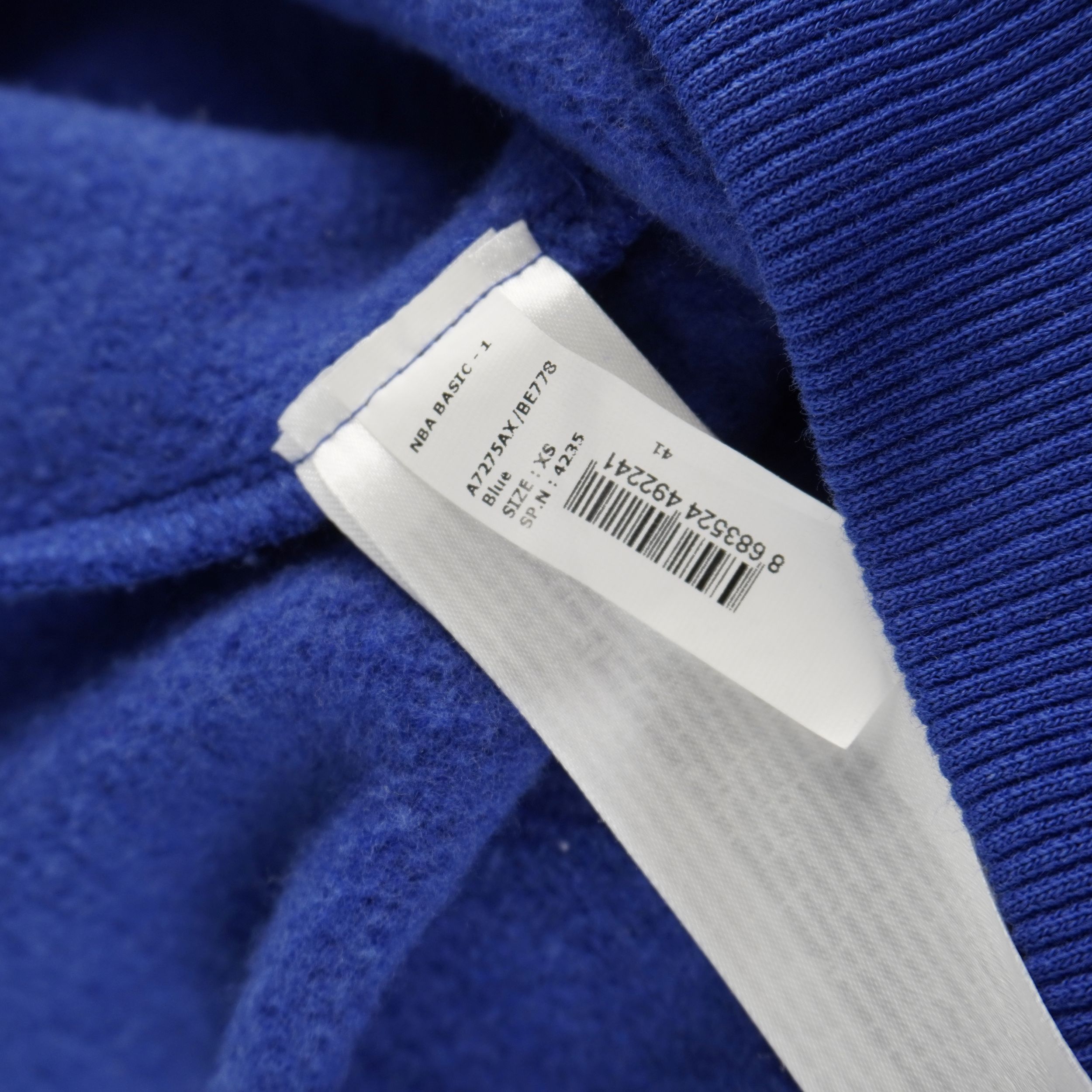 Dettaglio dell'etichetta interna con i codici identificativi del modello e l'indicazione di produzione Made in Türkiye.
