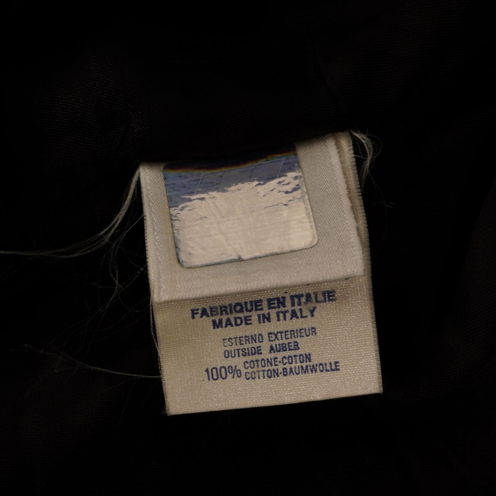 Dettaglio dei codici di produzione e del numero di serie sull etichetta interna del gilet Versace