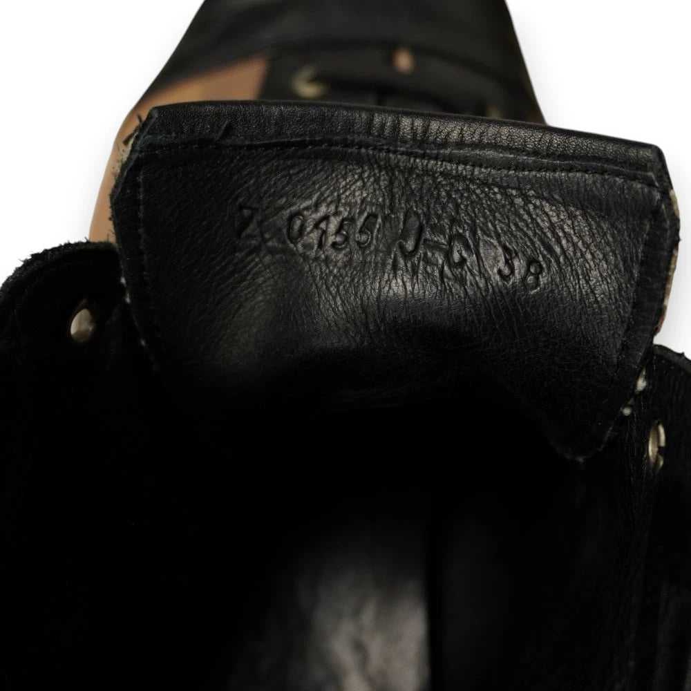 Codice seriale Z 0155 J e taglia 38 impressi sulla linguetta interna delle sneakers Burberry