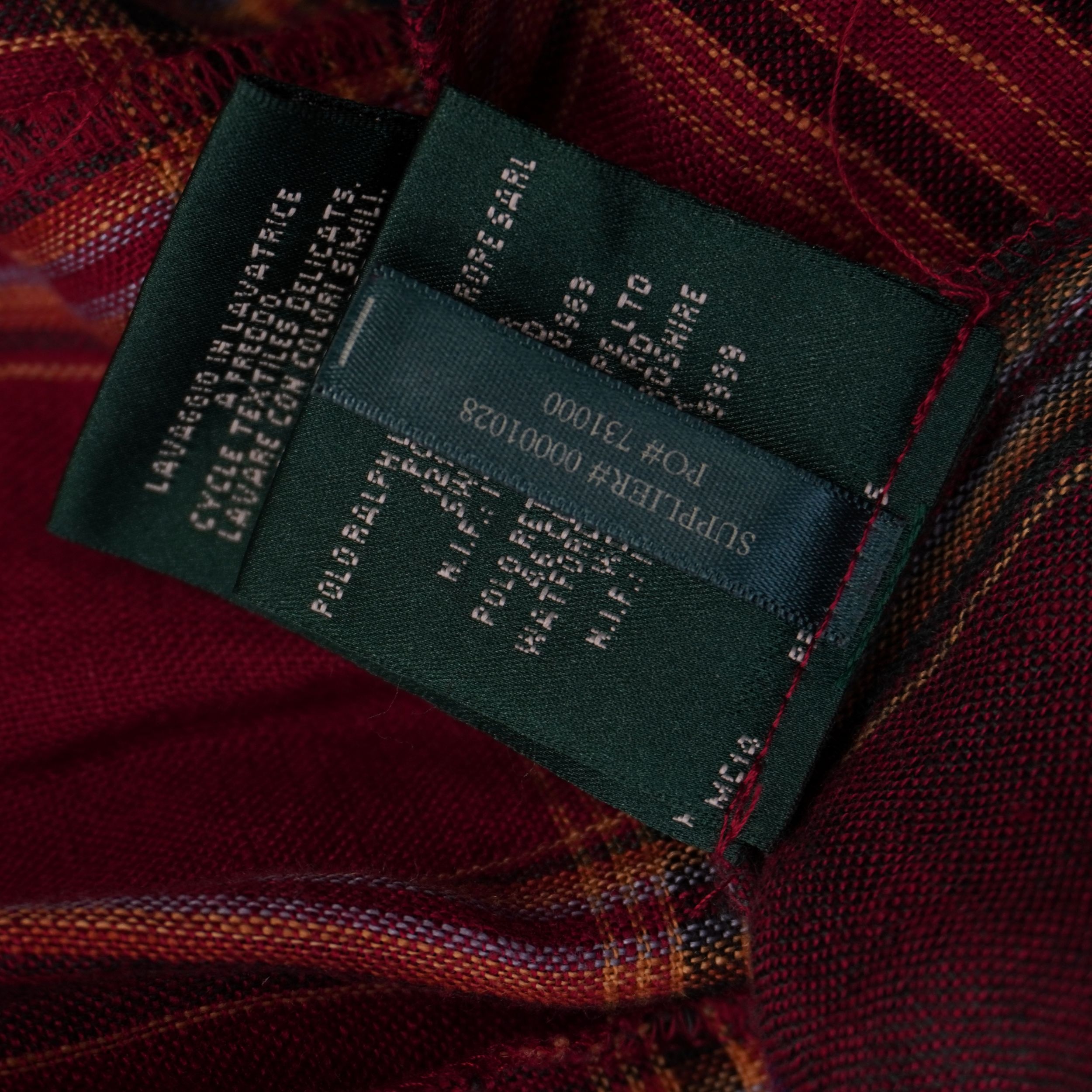 Etichetta interna verde Lauren Ralph Lauren con i codici ufficiali di autenticità Supplier 00001028 e PO 731000.