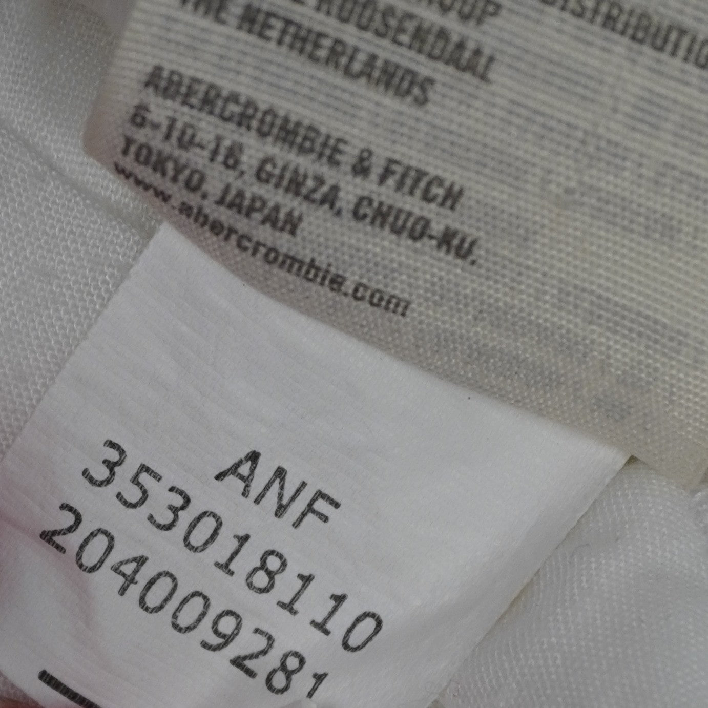 Macro dell'etichetta interna di tracciabilità con i dati del gruppo Abercrombie & Fitch e il codice numerico ANF 353018110.