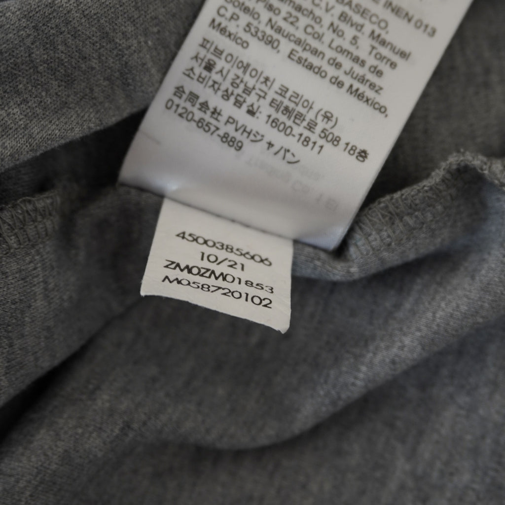 Etichetta tecnica interna Calvin Klein con codici seriali del modello e data di produzione ottobre 2021