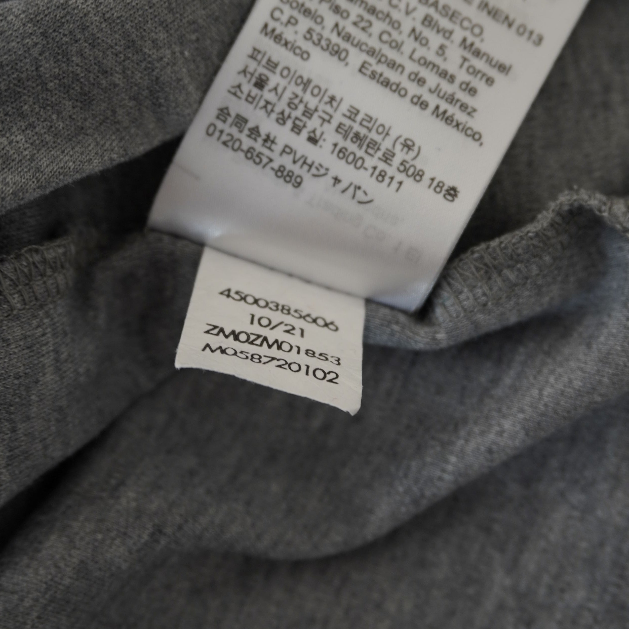 Etichetta tecnica interna Calvin Klein con codici seriali del modello e data di produzione ottobre 2021