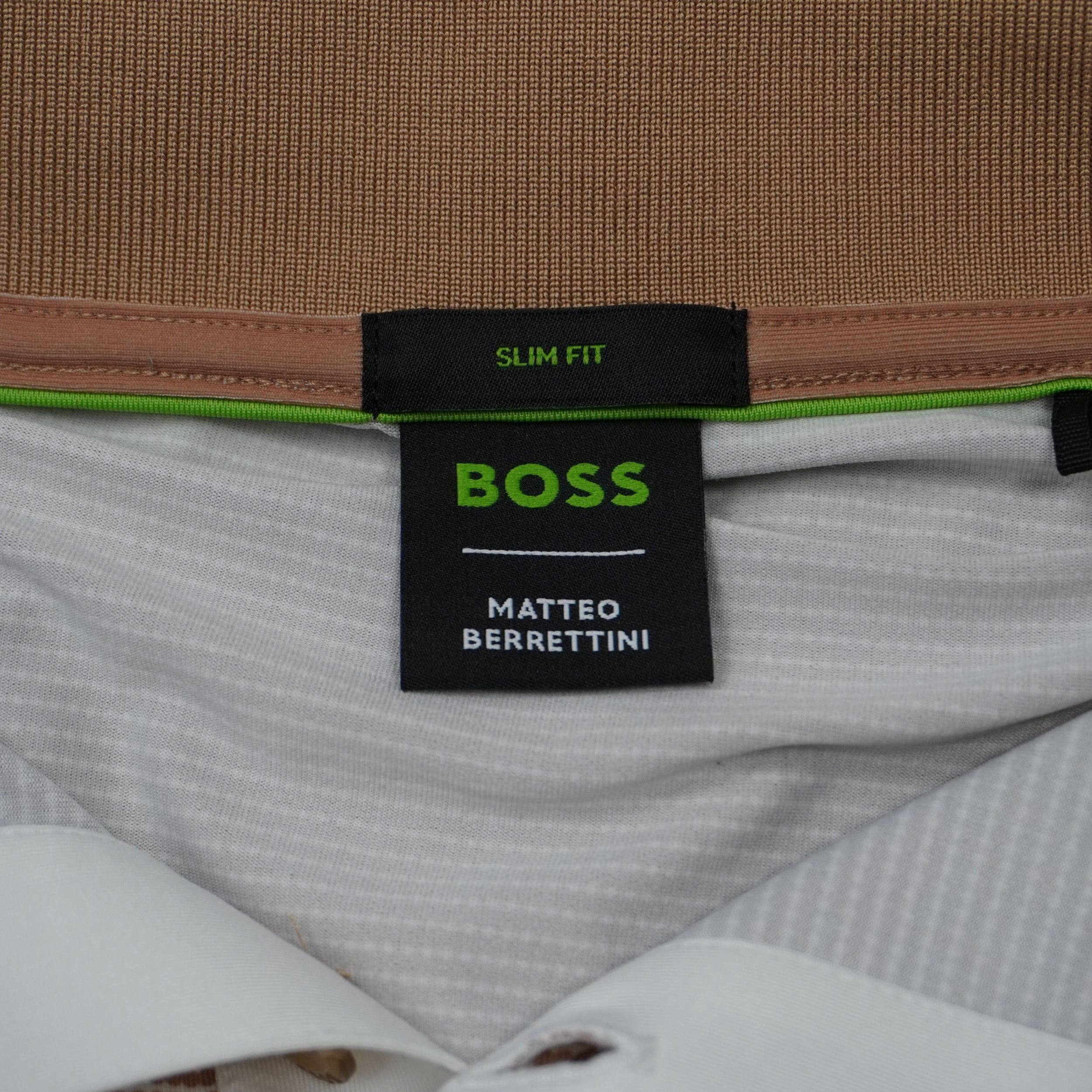 Etichetta interna nera sul colletto con scritte BOSS e Matteo Berrettini che certifica la vestibilità Slim Fit e la linea esclusiva.