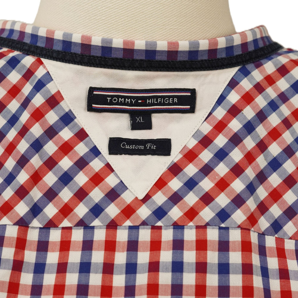 Vista dell'etichetta interna cucita sul colletto con il marchio Tommy Hilfiger e le finiture blu a contrasto.