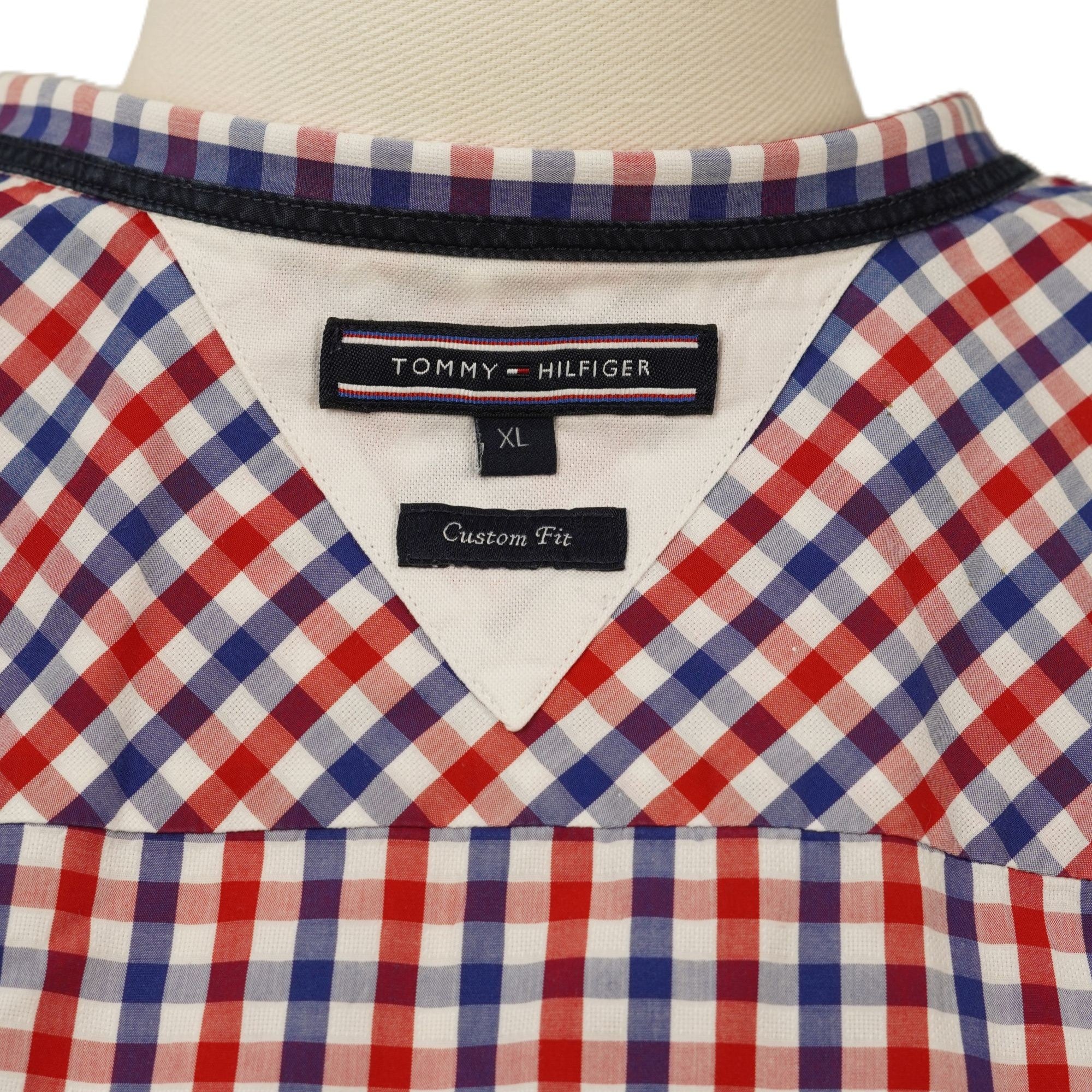 Vista dell'etichetta interna cucita sul colletto con il marchio Tommy Hilfiger e le finiture blu a contrasto.