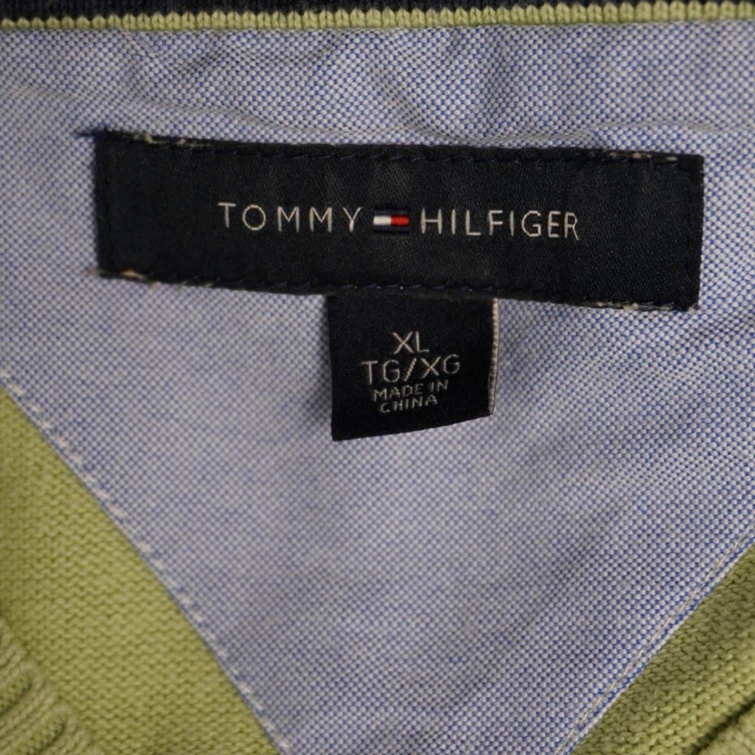 Primo piano dell'etichetta interna nera al colletto con brand Tommy Hilfiger e taglia XL.