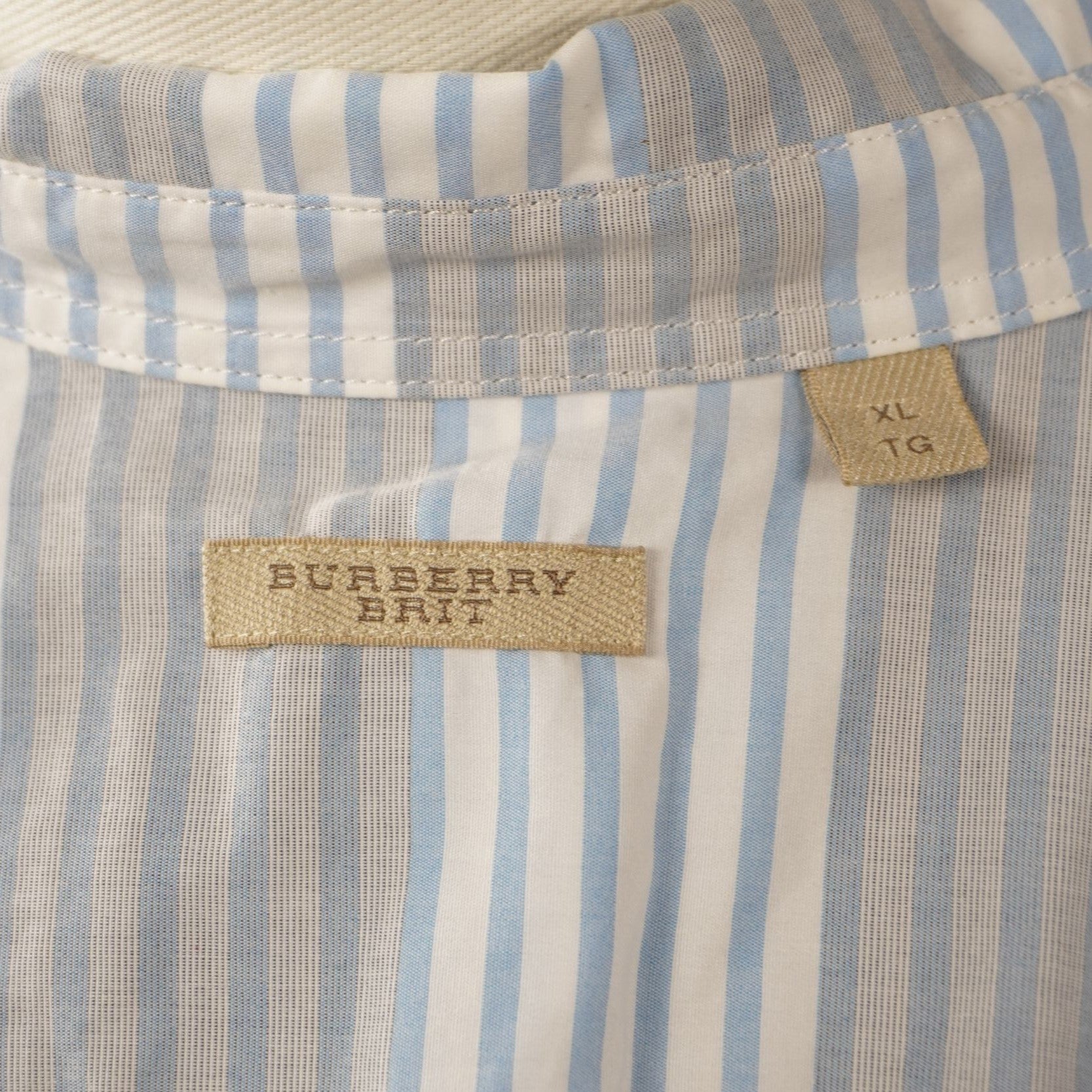 Dettaglio etichetta Burberry Brit beige sul colletto interno della camicia taglia XL