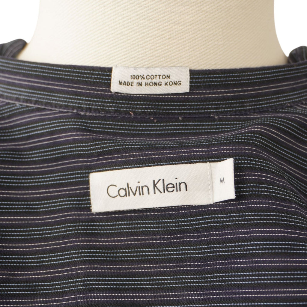 Dettaglio etichetta Calvin Klein sul colletto interno con indicazione della taglia M