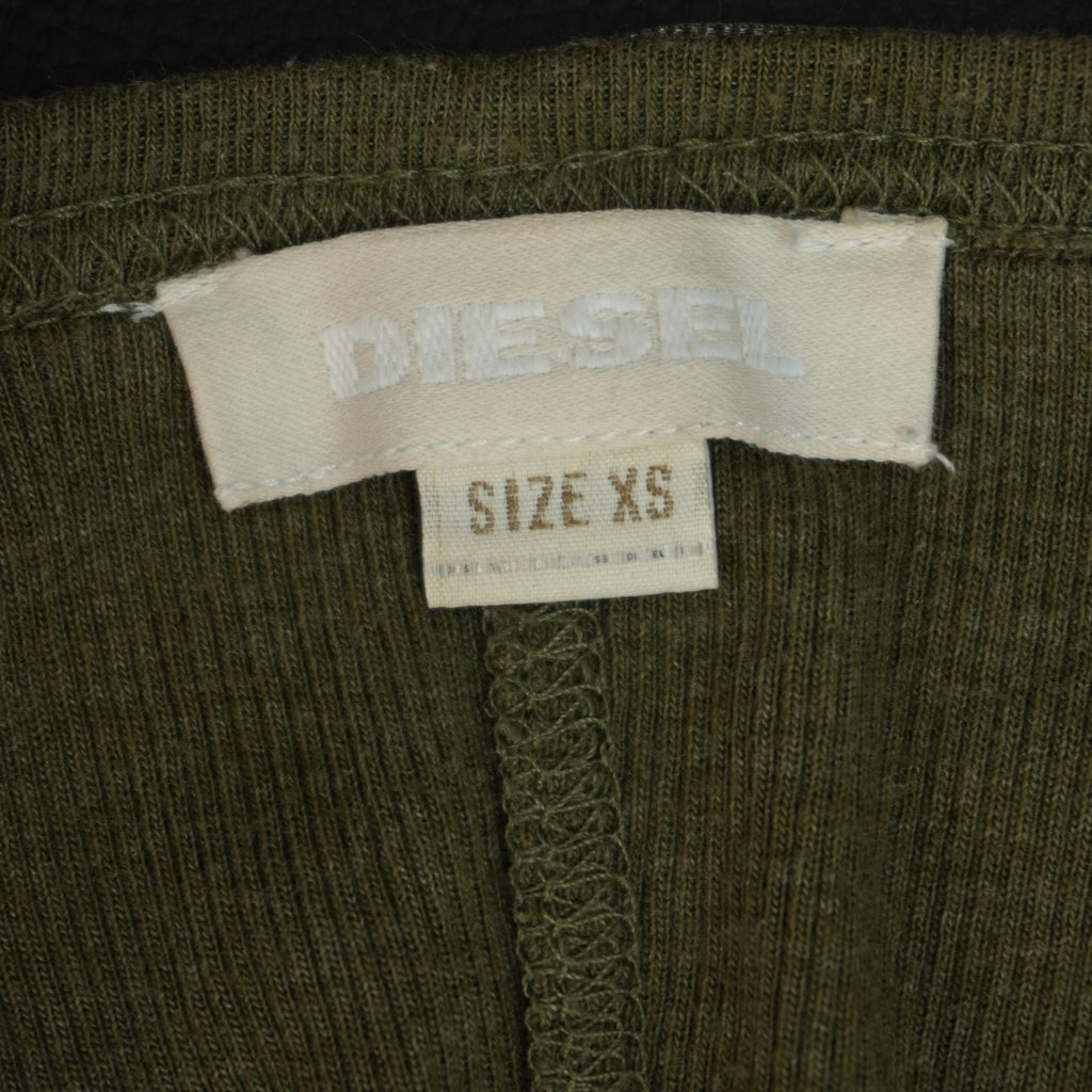 Dettaglio dell'etichetta chiara interna cucita sul collo con il logo Diesel e la taglia XS.