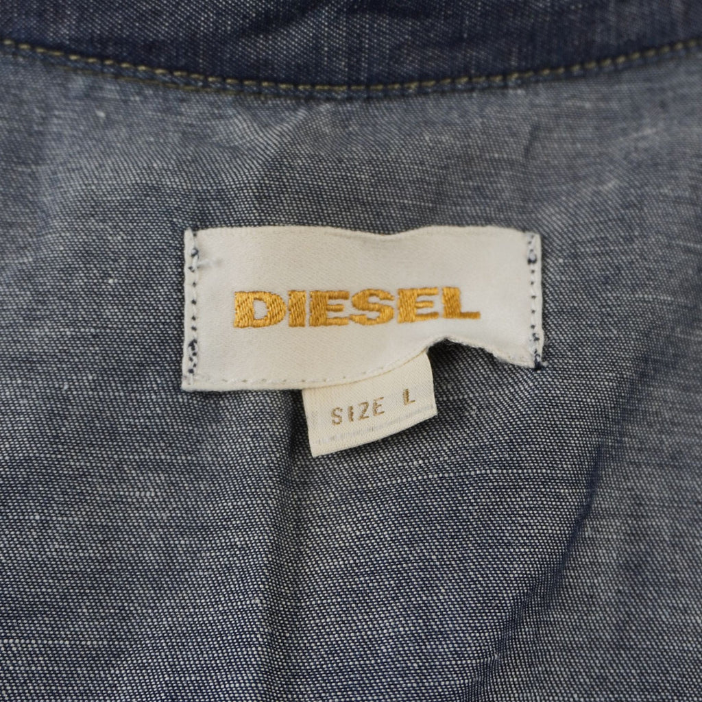 Primo piano del tag interno rettangolare bianco con il logo ricamato Diesel Industry applicato sul retro del collo.