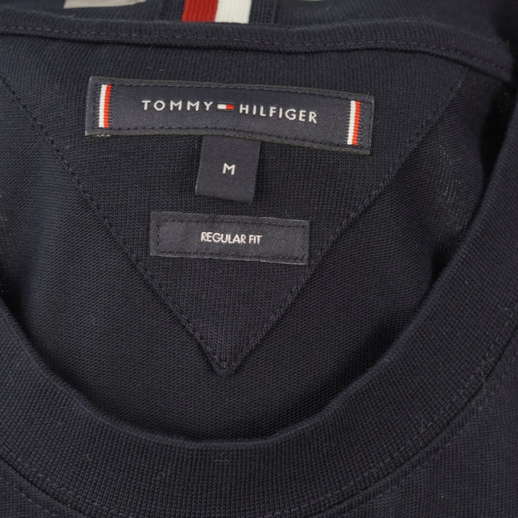 Ingrandimento dell'etichetta scura interna al colletto Tommy Hilfiger con indicazione del taglio regular fit.
