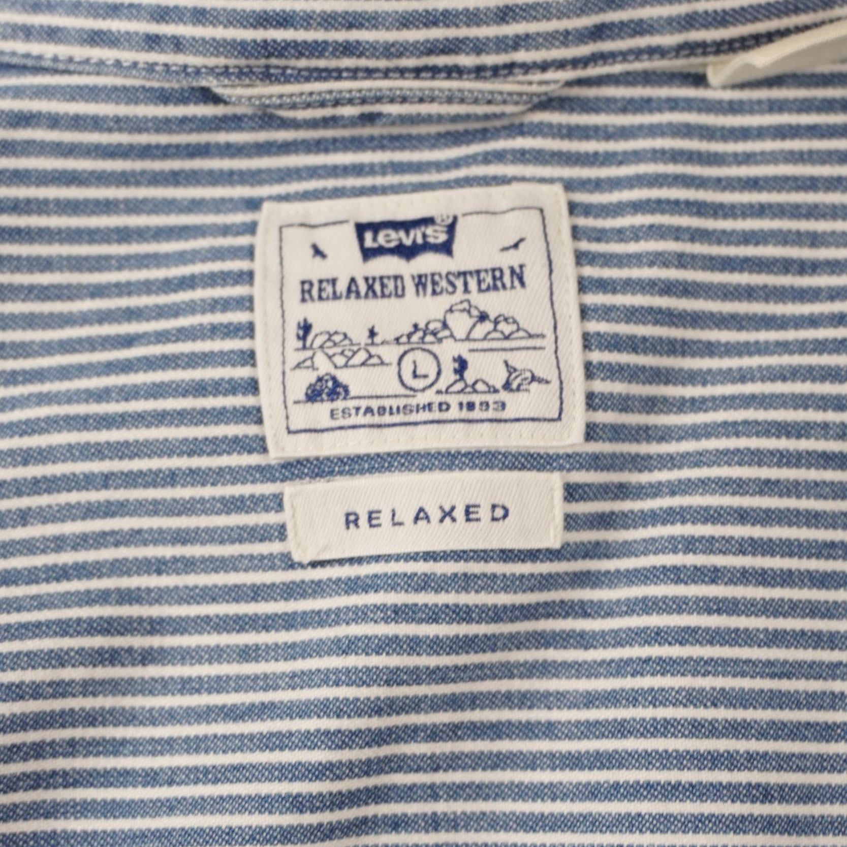 Dettaglio dell etichetta Levi's stampata all interno del collo con indicazione del modello Relaxed L