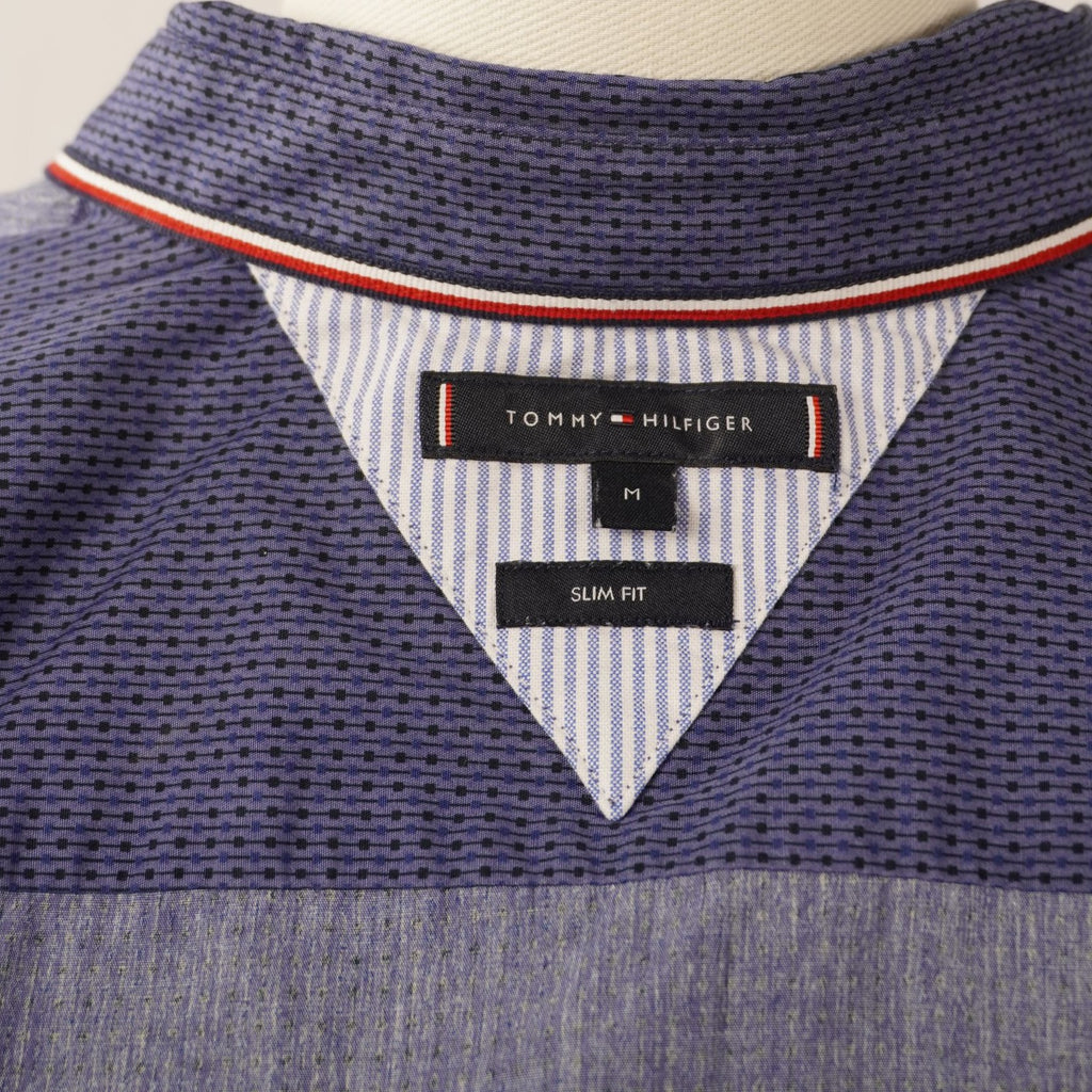 Dettaglio etichetta Tommy Hilfiger sul colletto interno con profilo tricolore iconico del brand
