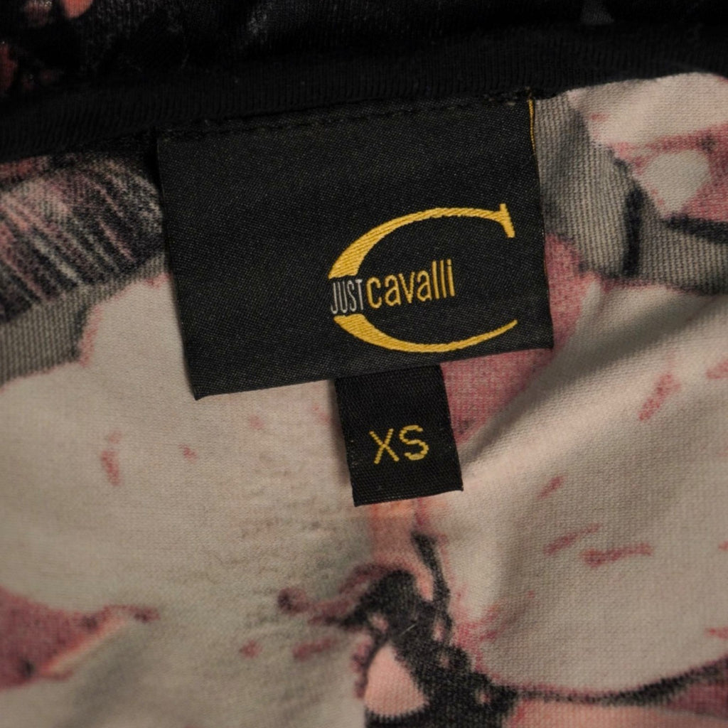 Etichetta originale interna di colore nero con logo Just Cavalli in oro e indicazione della taglia XS.