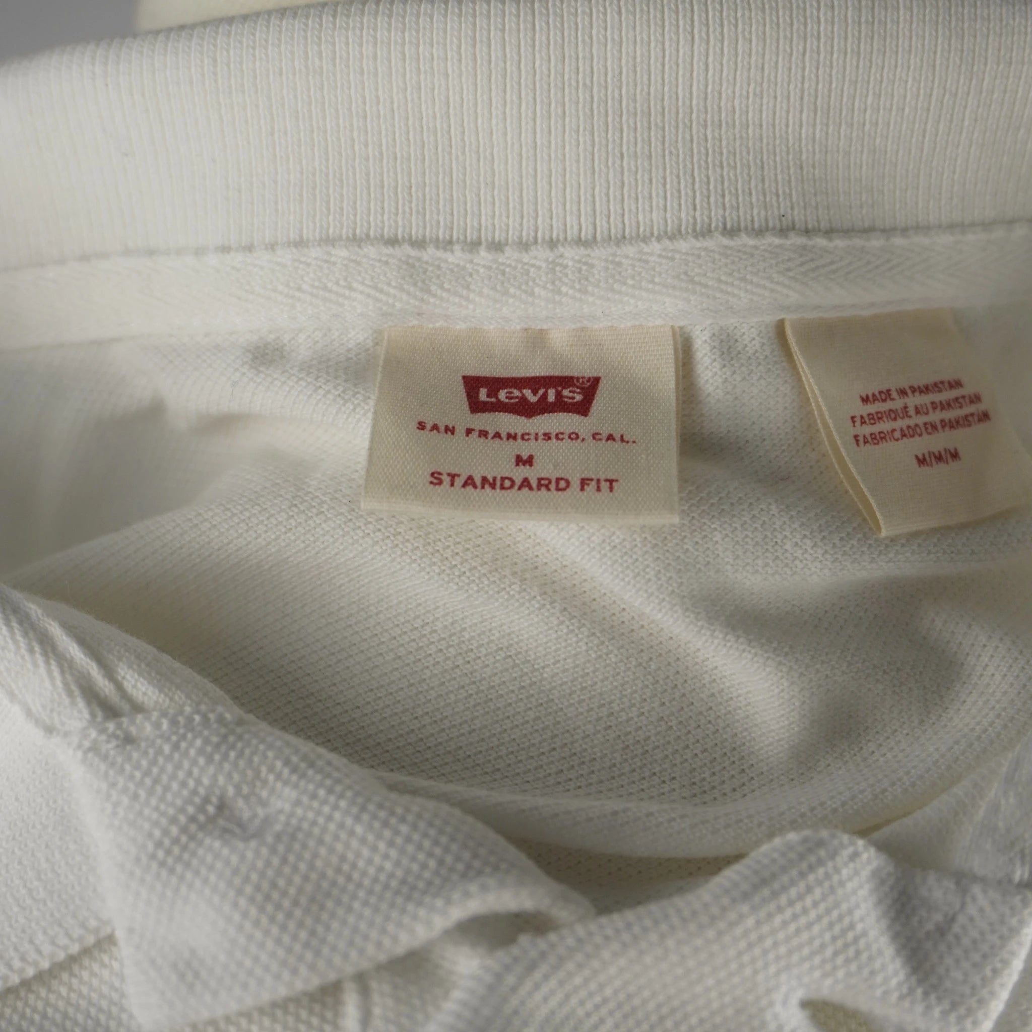 Dettaglio ravvicinato dell'etichetta interna sul colletto con il logo rosso Levi's San Francisco e l'indicazione della taglia M Standard Fit.