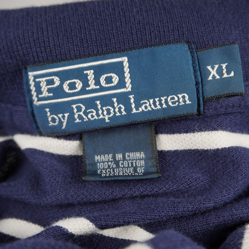 Primo piano dell'etichetta blu nel colletto Polo by Ralph Lauren con indicazione della taglia XL e del modello.
