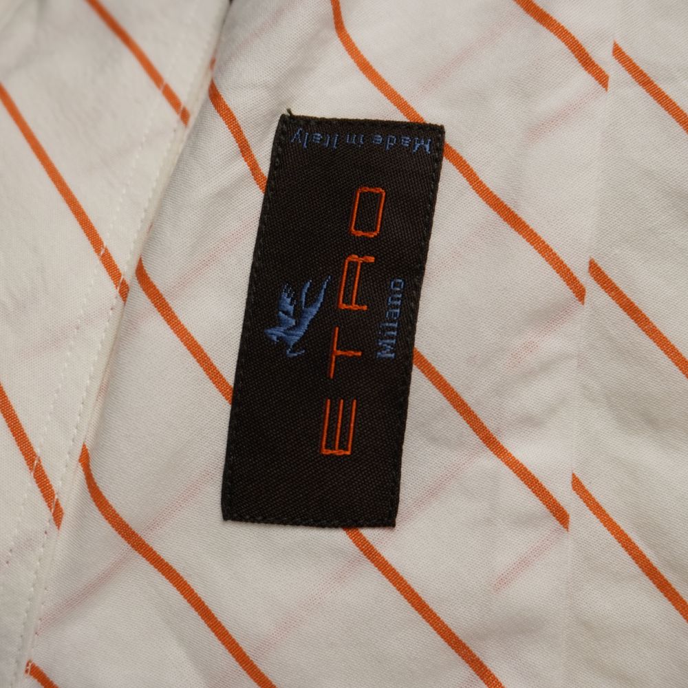 Etichetta interna rettangolare nera in tessuto jacquard con logo Etro Milano ricamato e dicitura laterale Made in Italy.