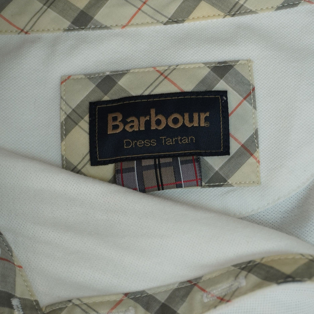 Etichetta originale in tessuto Barbour cucita sul retro del collo con finitura interna in tartan.