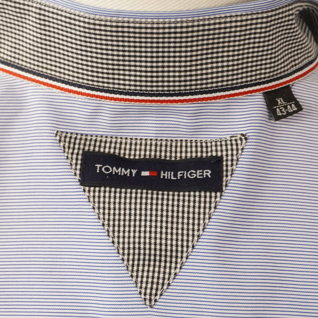 Dettaglio dell'etichetta interna Tommy Hilfiger sul collo con fodera interna a contrasto
