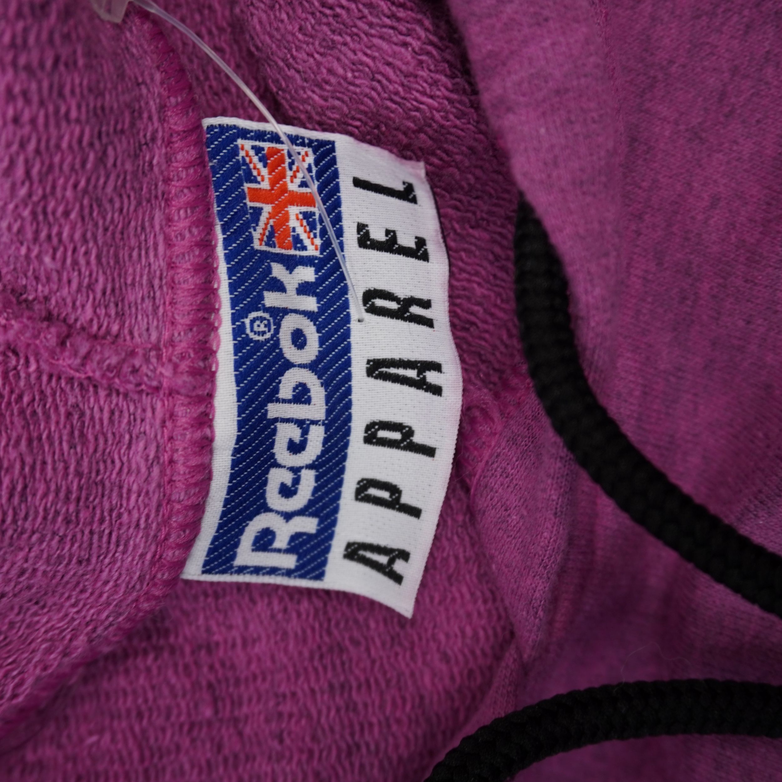 Etichetta originale d'archivio Reebok Apparel tessuta sul colletto interno con la storica bandiera Union Jack.
