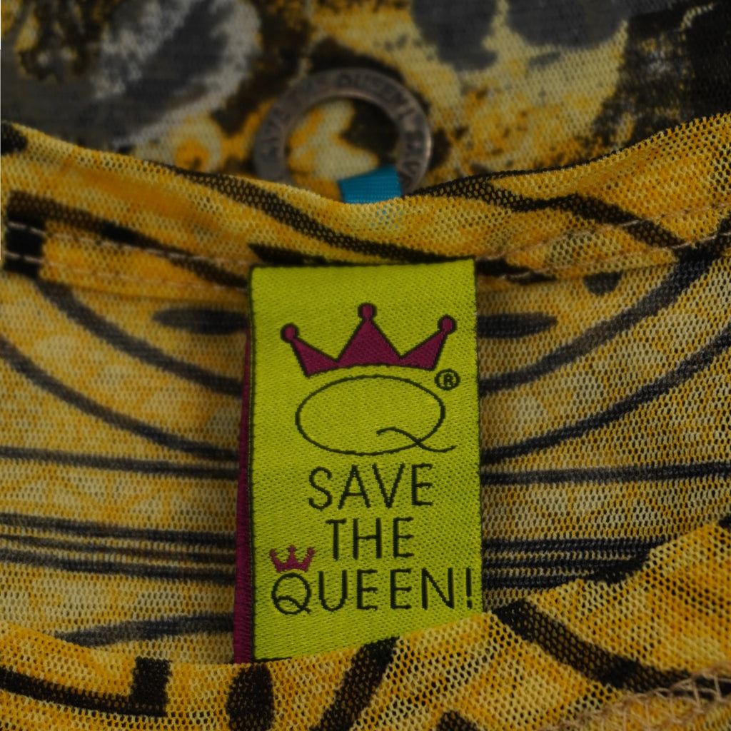 Primo piano dell'etichetta in tessuto verde acido con la corona e il logo Save The Queen! cucita sul collo.