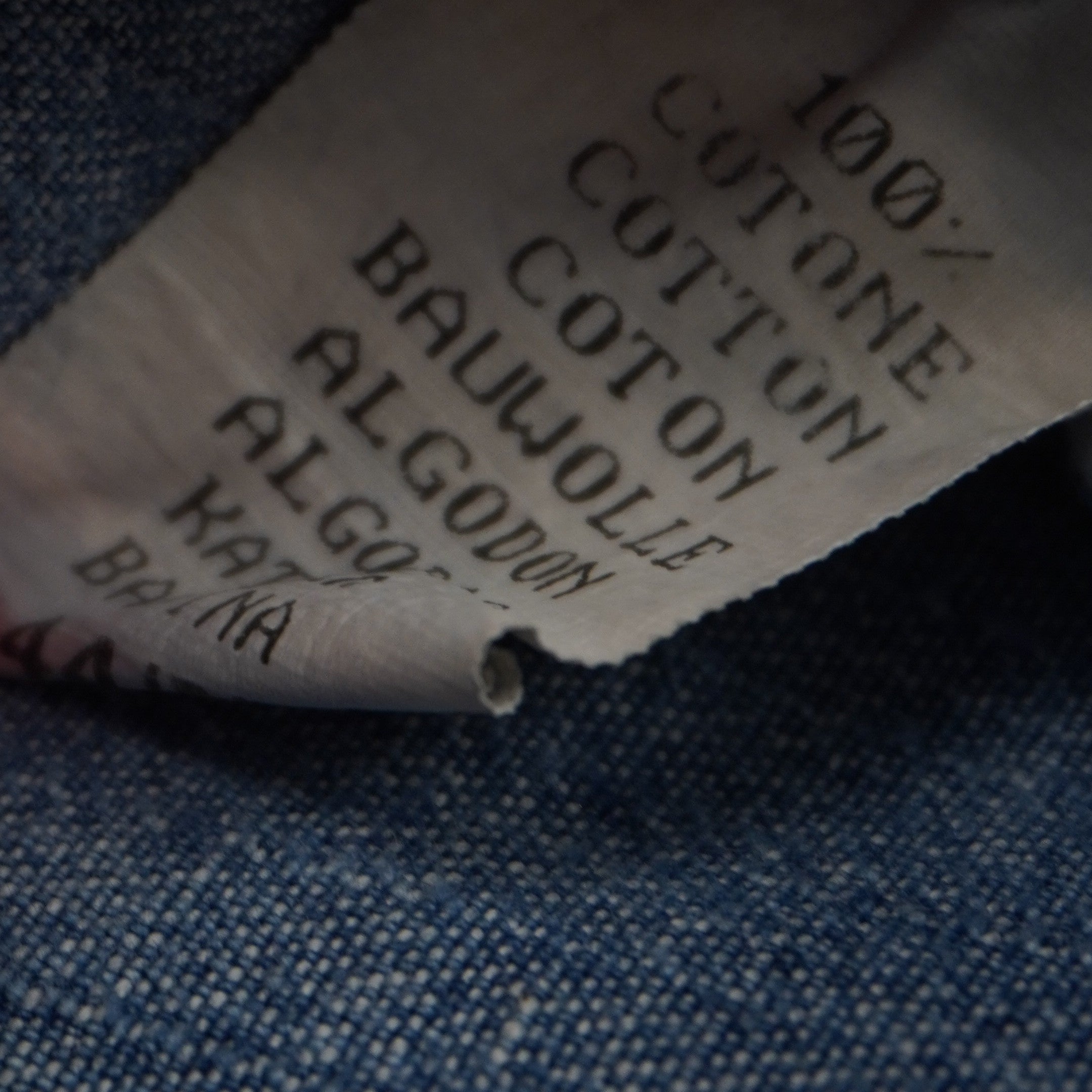  Tag interno multilingue che attesta la composizione tessile in 100% cotone della gonna jeans vintage Extyn.