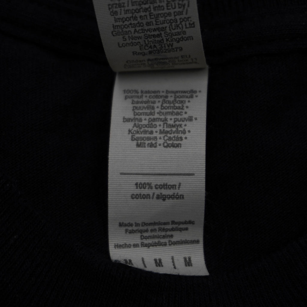  Particolare dell'etichetta interna con istruzioni di lavaggio e certificazione del materiale 100% cotone pre-ristretto.