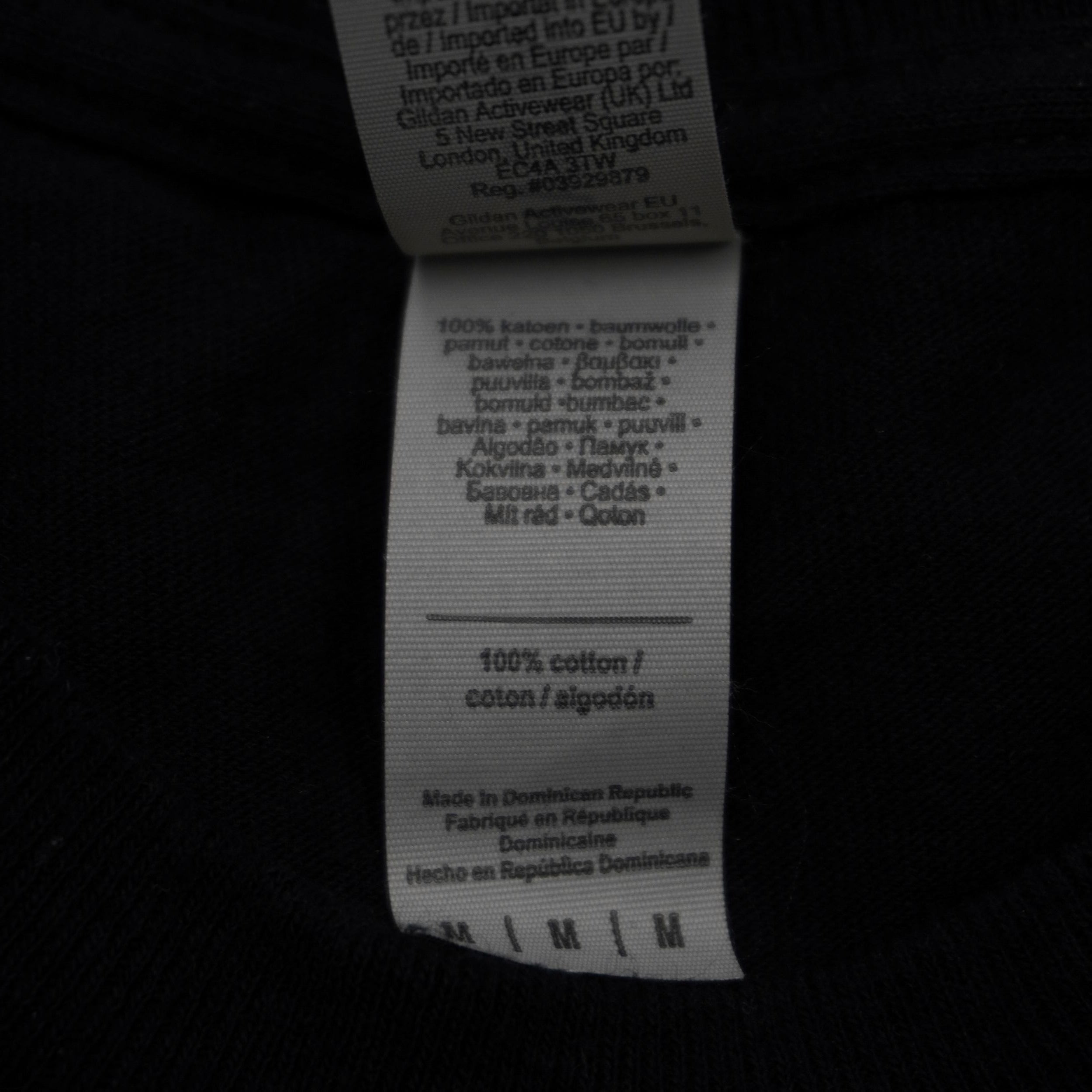  Particolare dell'etichetta interna con istruzioni di lavaggio e certificazione del materiale 100% cotone pre-ristretto.