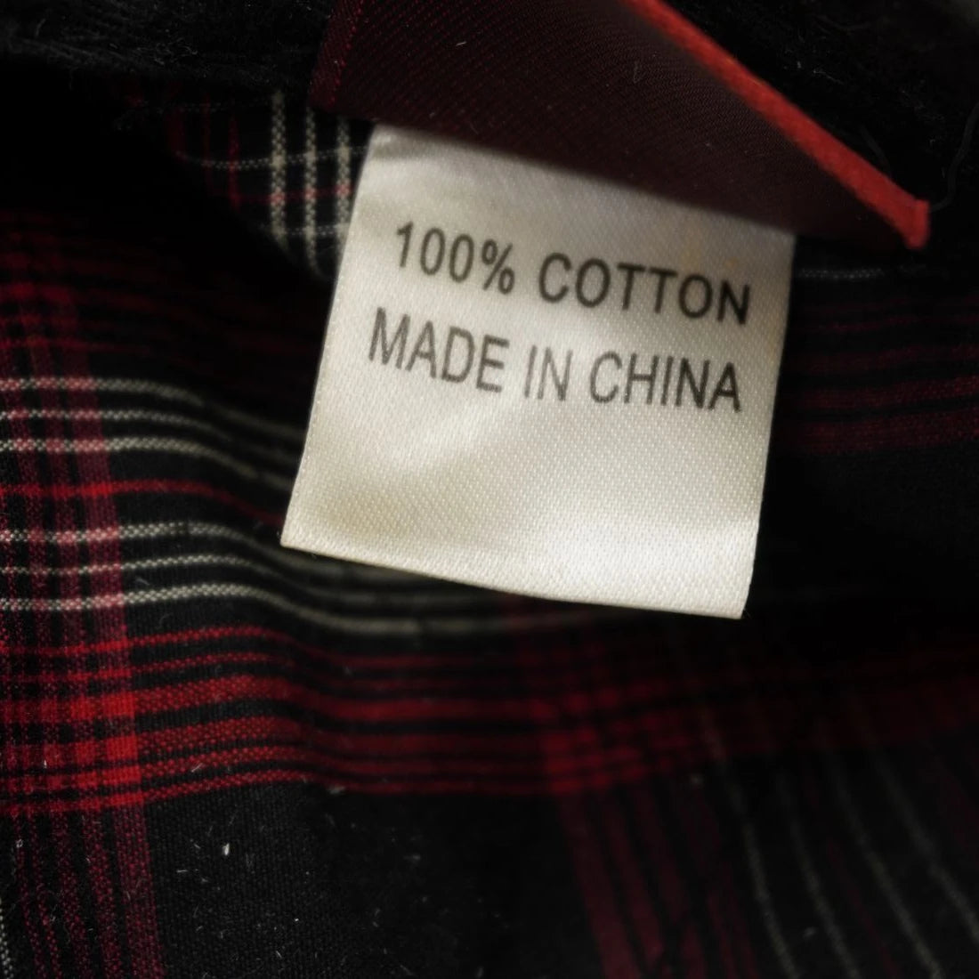 Etichetta di composizione interna del cappellino che indica tessuto 100 per cento cotone Made in China