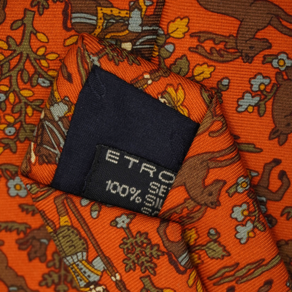 Dettaglio dell'etichetta interna di composizione 100% seta silk della cravatta vintage arancione Etro Milano.