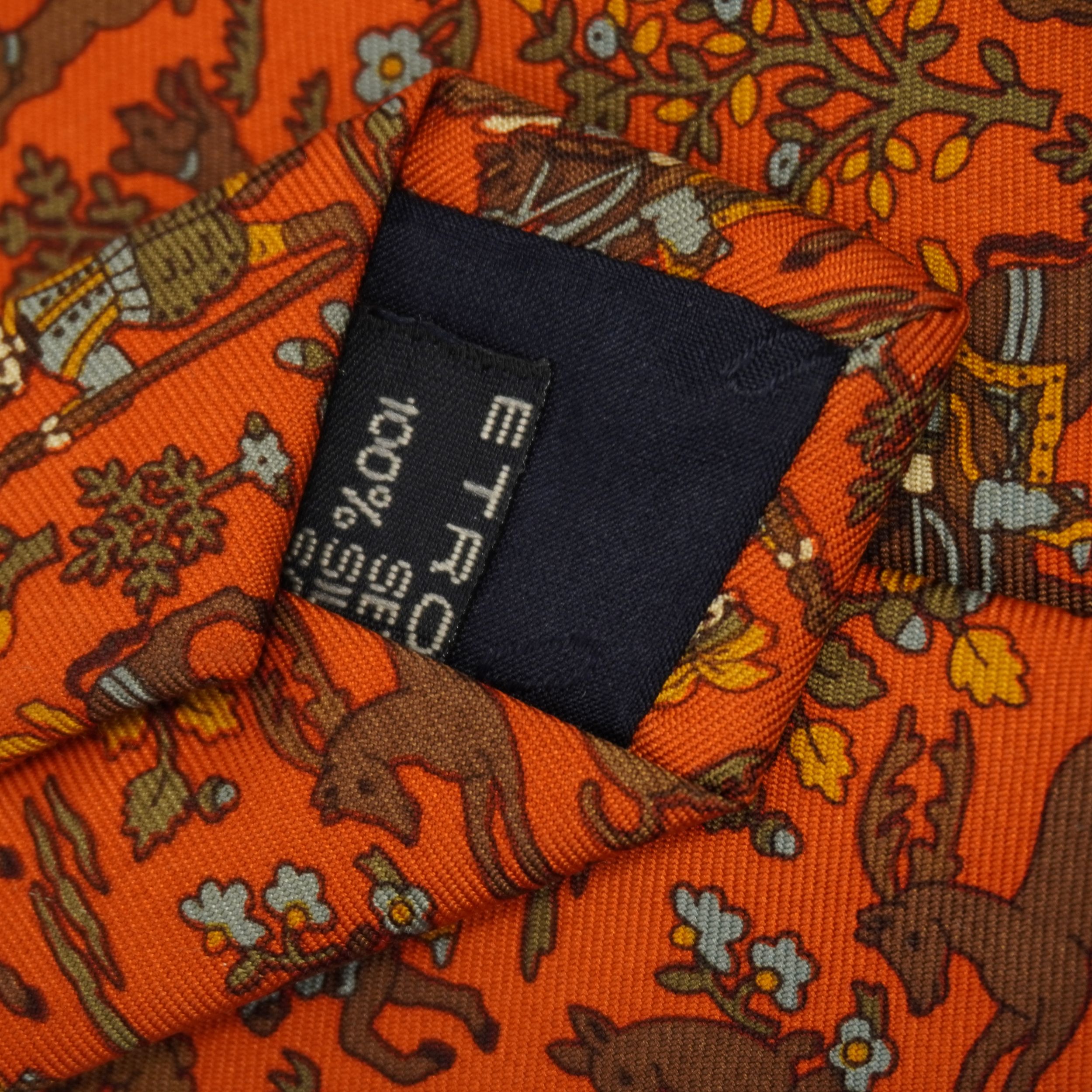 Dettaglio dell'etichetta interna di composizione 100% seta silk della cravatta vintage arancione Etro Milano.