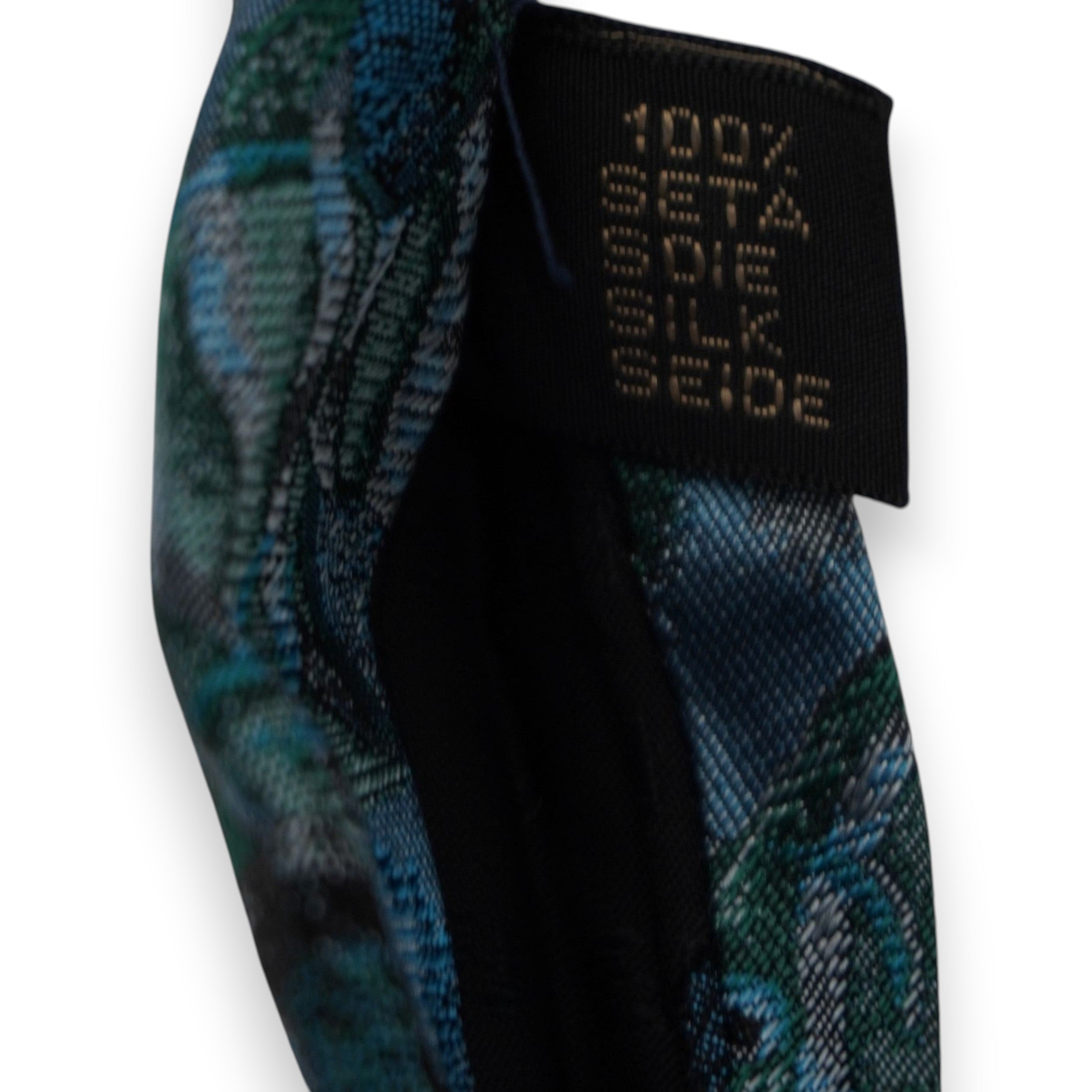 Primo piano del retro dell'etichetta di composizione della cravatta vintage Fendi che riporta la dicitura 100% Seta Silk Seide.