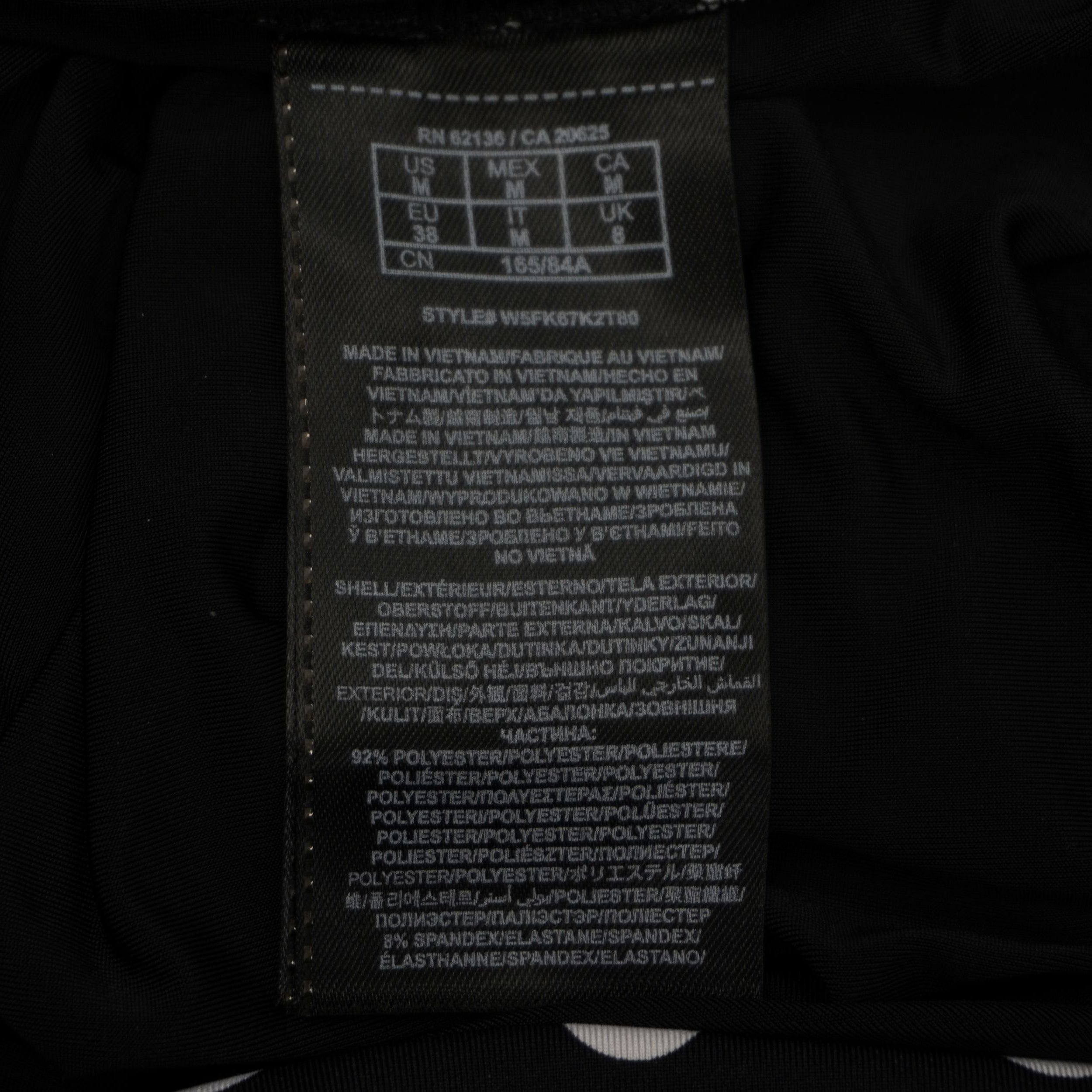 Etichetta interna di lavaggio dell'abito GUESS con codice modello W5FK67K2T80 e composizione in poliestere e spandex.