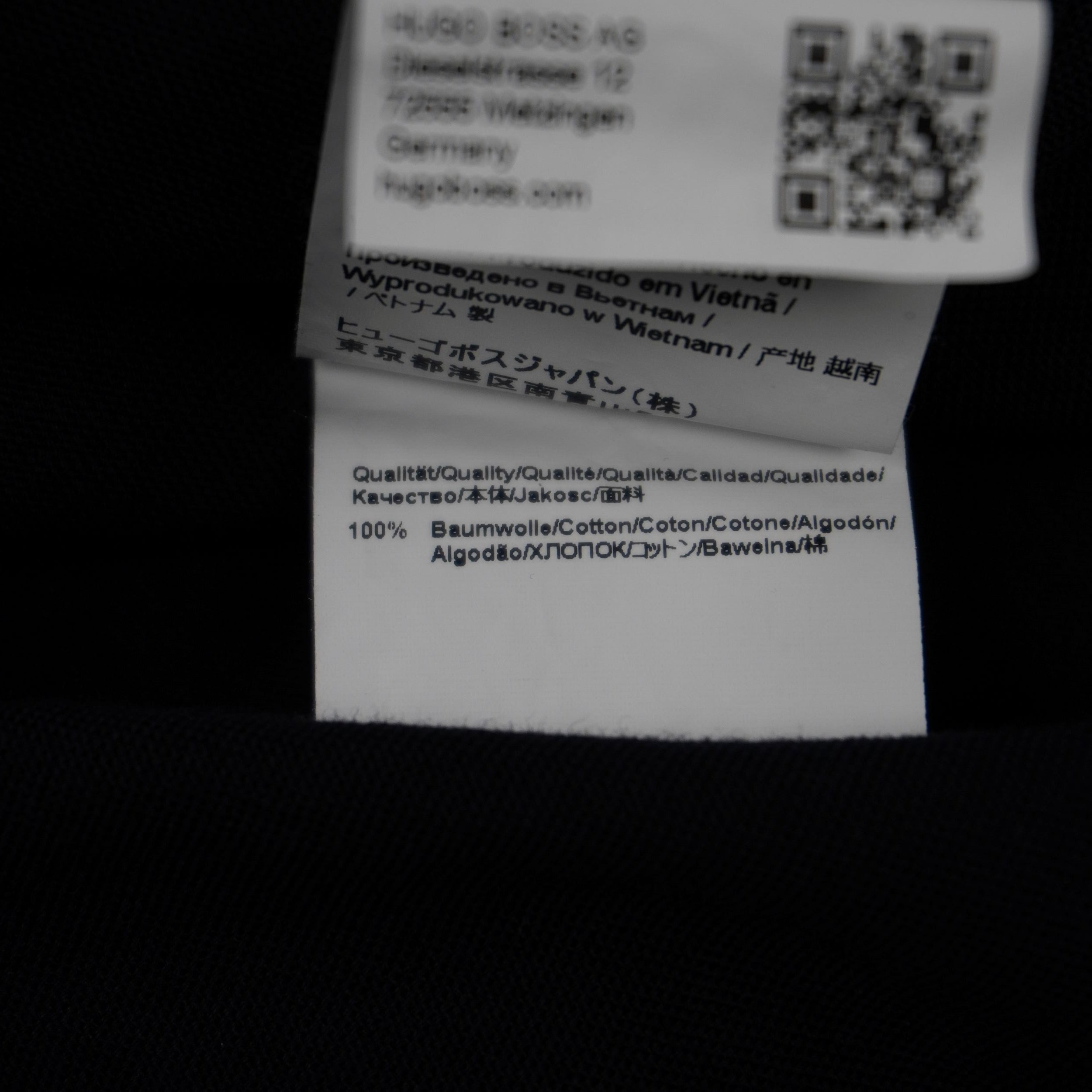 Etichetta bianca interna della camicia HUGO con i codici identificativi di produzione della linea.