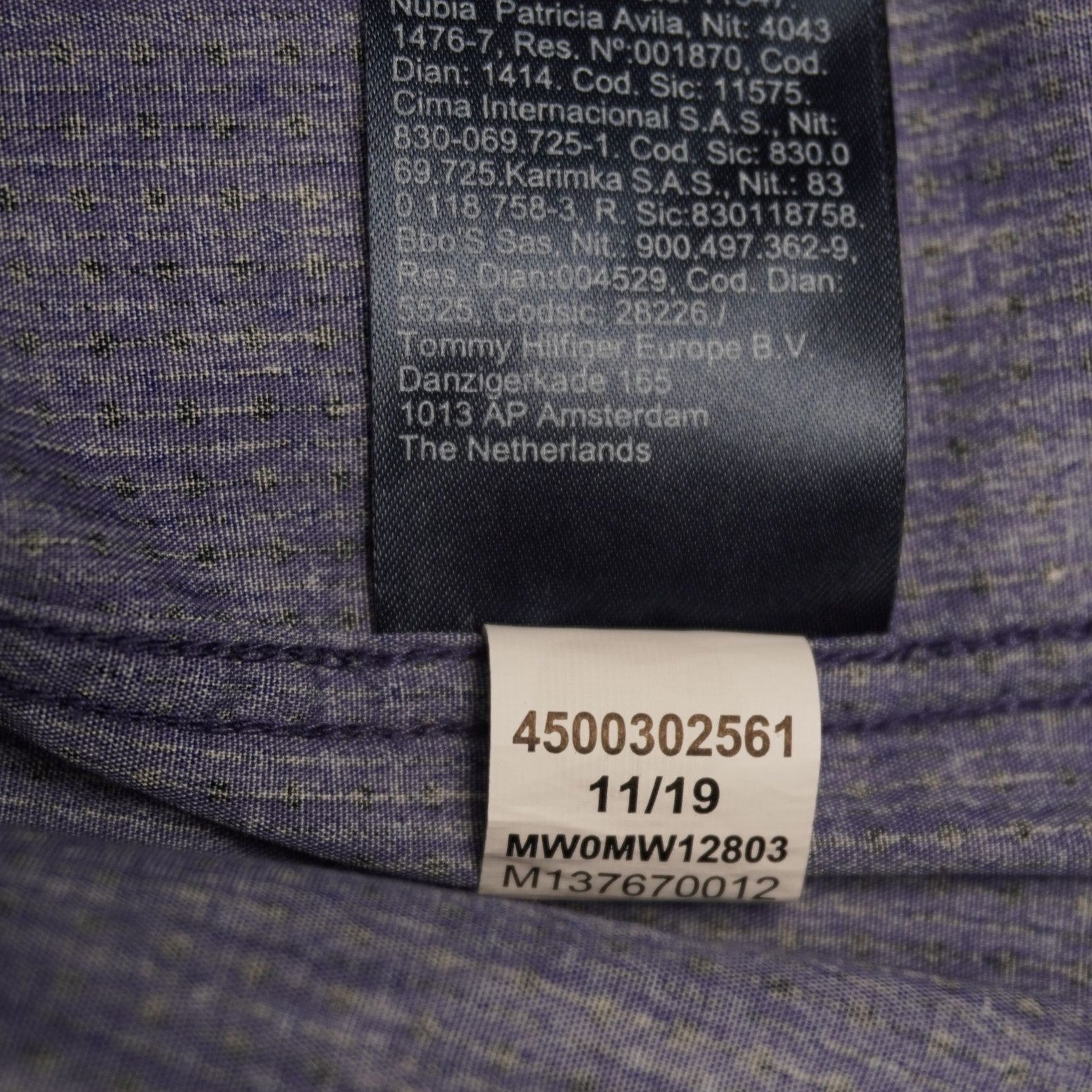 Etichetta interna di lavaggio e composizione in cotone organico della camicia Tommy Hilfiger