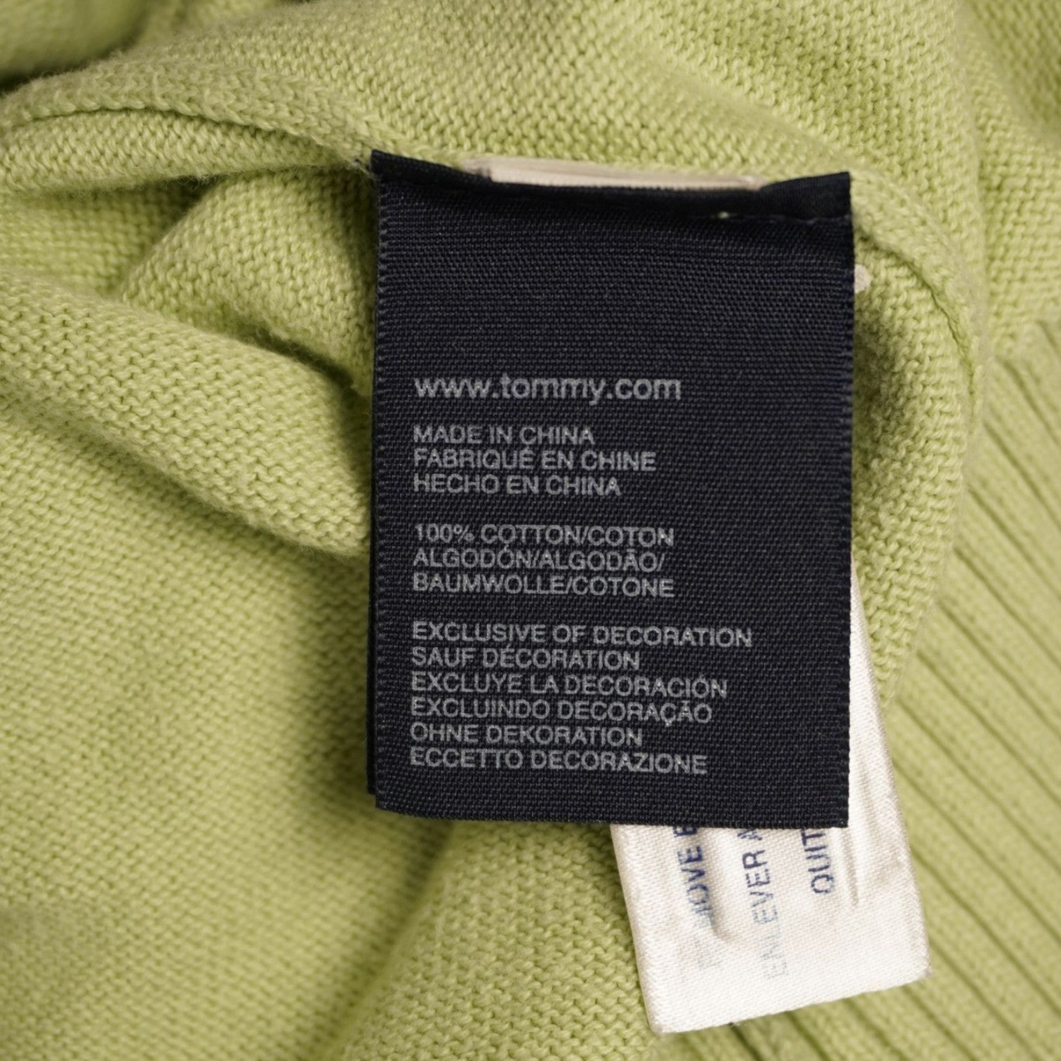 Primo piano dell'etichetta con la composizione dei materiali in cotone Pima e cashmere.
