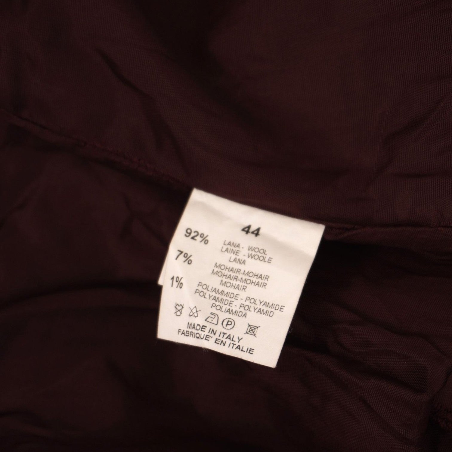 Etichetta interna di lavaggio del tailleur che certifica la composizione in 92% lana e 7% mohair.