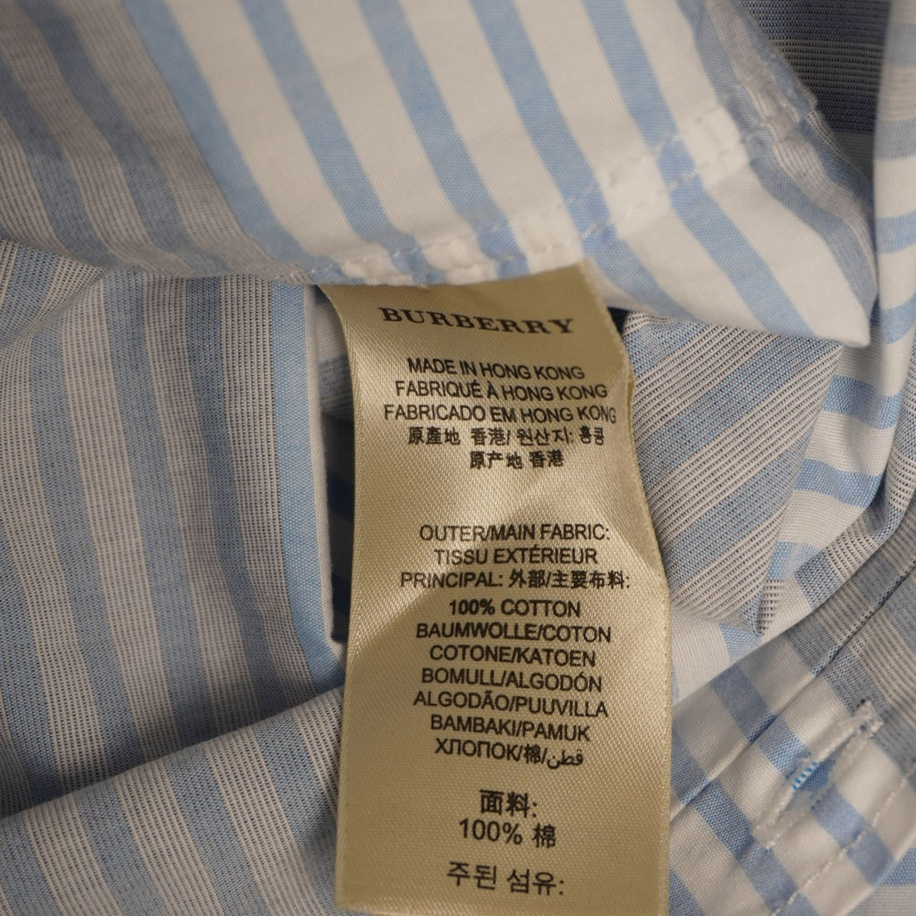 Etichetta interna di lavaggio e composizione in cento per cento cotone della camicia Burberry