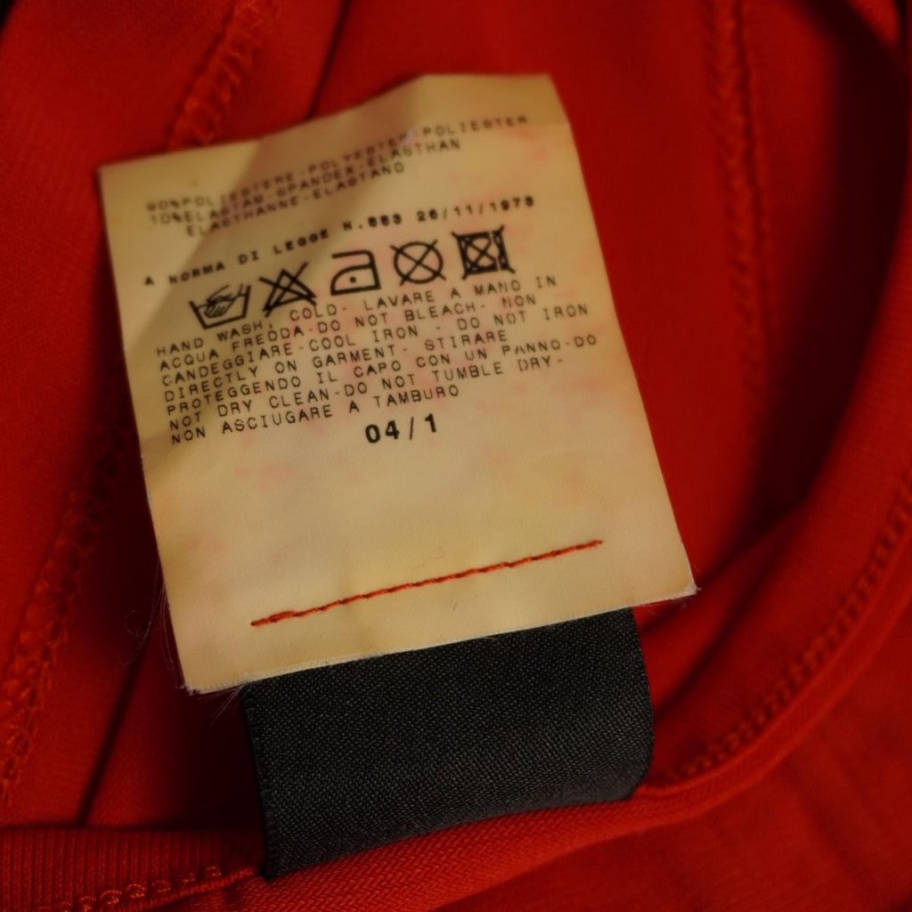 Etichetta interna di lavaggio e composizione del tessuto 90% poliestere e 10% elastan, Made in Italy.