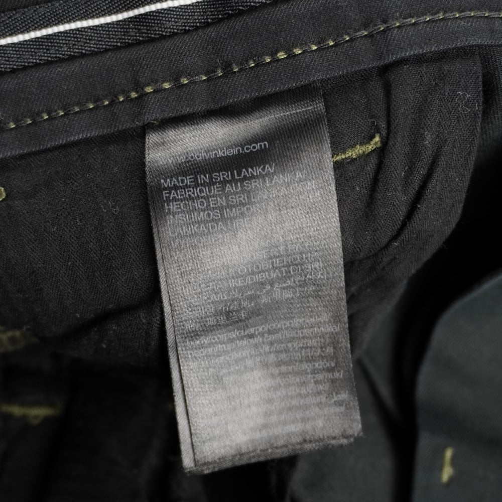 Etichetta interna di lavaggio e provenienza Made in Sri Lanka dei pantaloni cargo neri