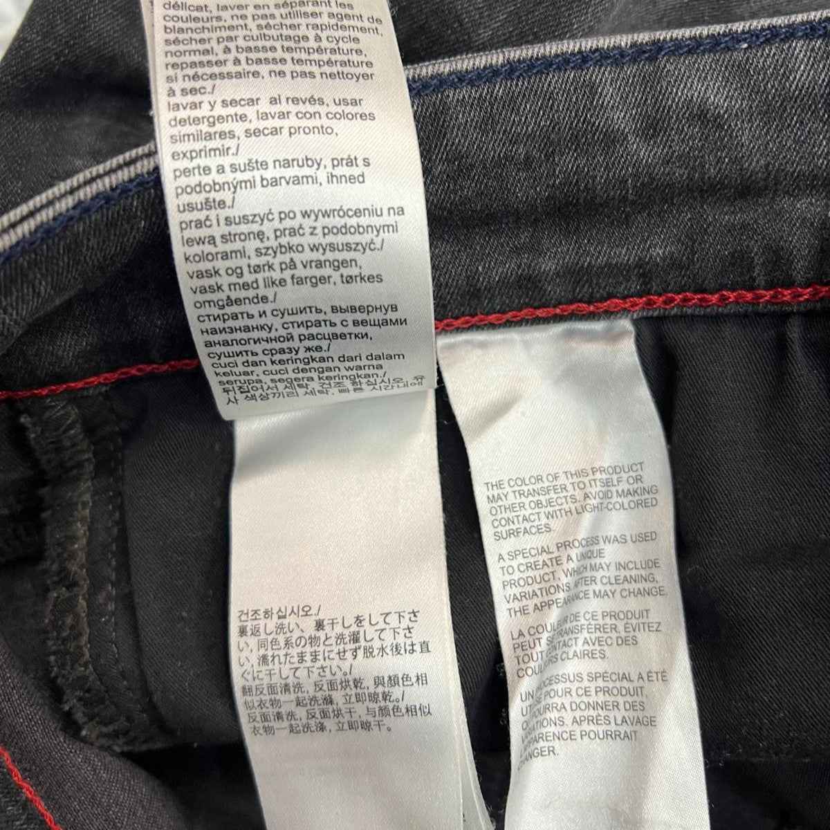 Macro dell'etichetta interna con le specifiche sulla composizione del tessuto elasticizzato e le istruzioni per la cura del capo.