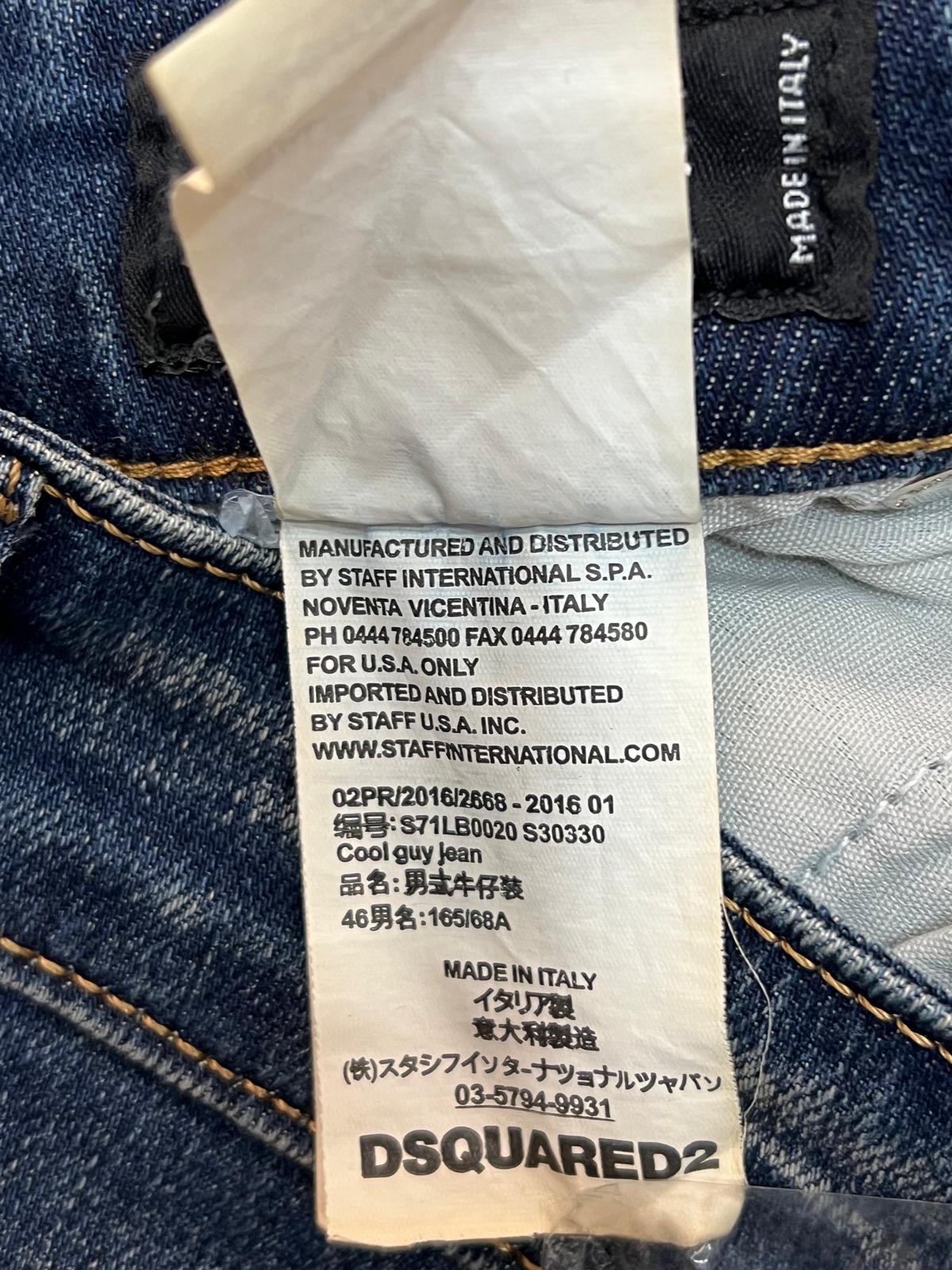  Ingrandimento dell'etichetta interna che certifica il materiale 98% cotone e 2% elastane.
