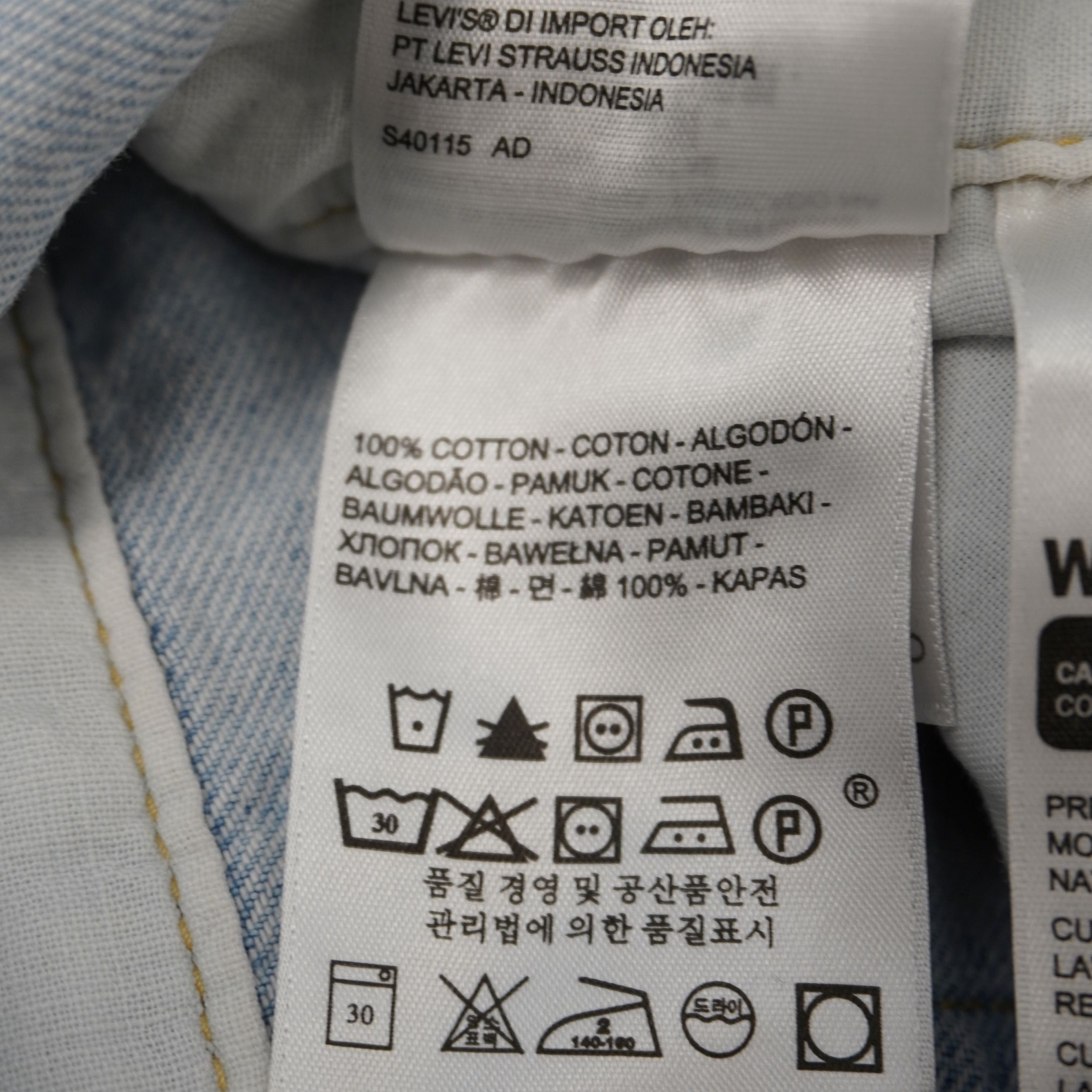 Etichetta interna di lavaggio e cura del capo Levi's che indica la composizione in 100% puro cotone