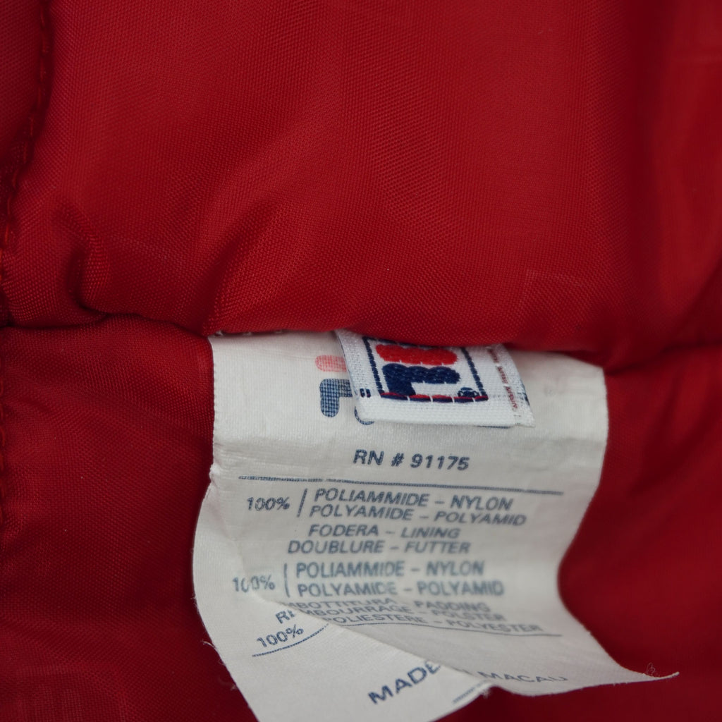 Particolare dell'etichetta interna con istruzioni di manutenzione e composizione materiali: esterno 100% poliammide (nylon).