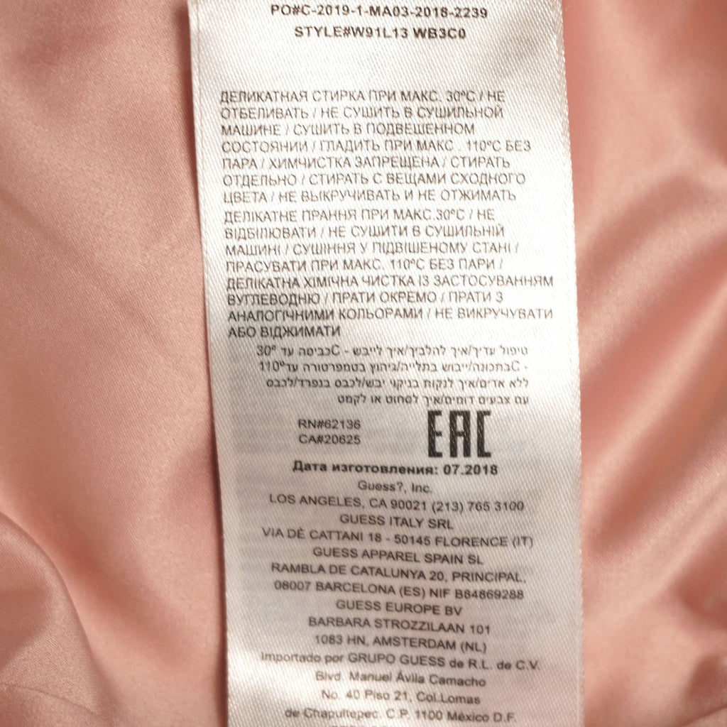 Primo piano dell'etichetta interna che certifica la composizione 100% poliestere del tessuto e riporta il logo di conformità EAC.