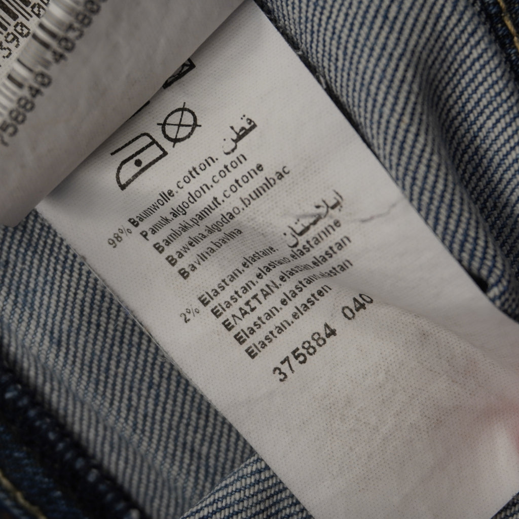 Tag interno multilingue con i codici seriali che attesta la composizione in 98% cotone e 2% elastan del gilet in denim Pimkie